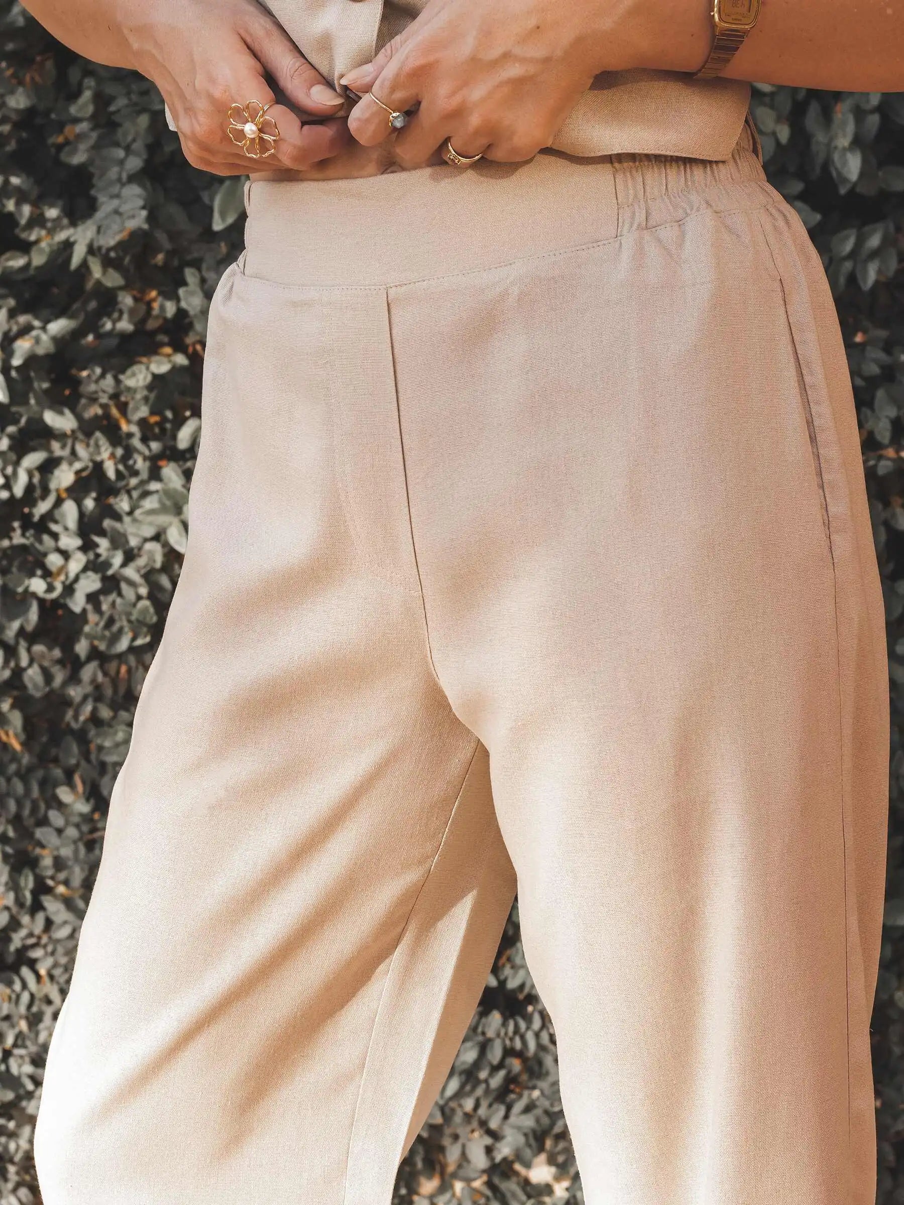 Calça Alfaiataria Reta Petúnia de Linho e Viscose FSC™ Bege Claro. Compre online moda sustentável e atemporal na Minimadeia, marca slow fashion de roupas femininas. Foto produto JUL25 18