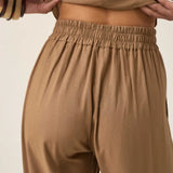 Calça Alfaiataria Reta Petúnia em Linho e Viscose FSC™ Marrom Claro. Compre online moda sustentável e atemporal na Minimadeia, marca slow fashion de roupas femininas. Foto produto ABR25 07
