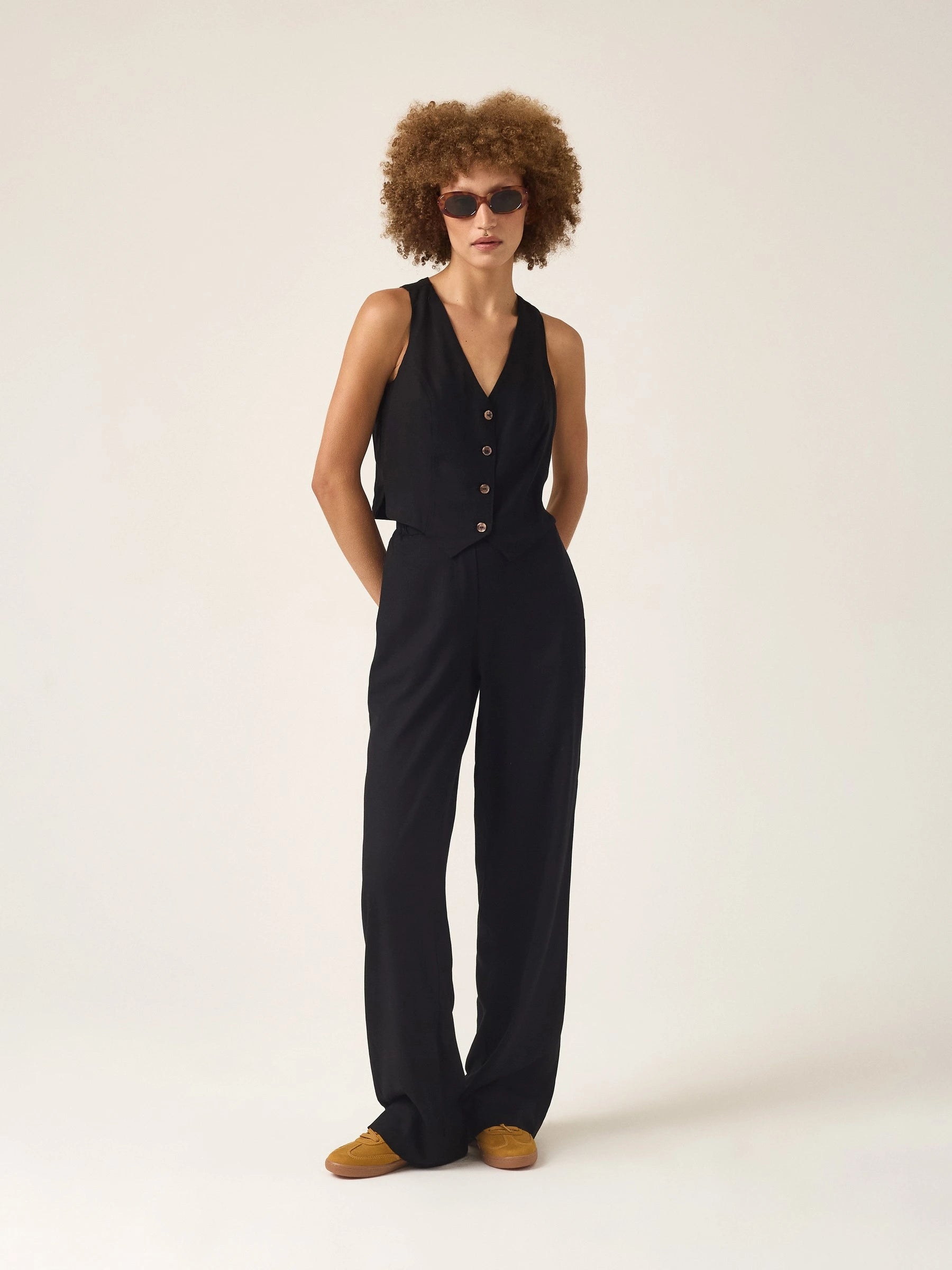 Calça Alfaiataria Reta Petúnia em Linho e Viscose FSC™ Preta. Compre online moda sustentável e atemporal na Minimadeia, marca slow fashion de roupas femininas. Foto produto ABR25 02