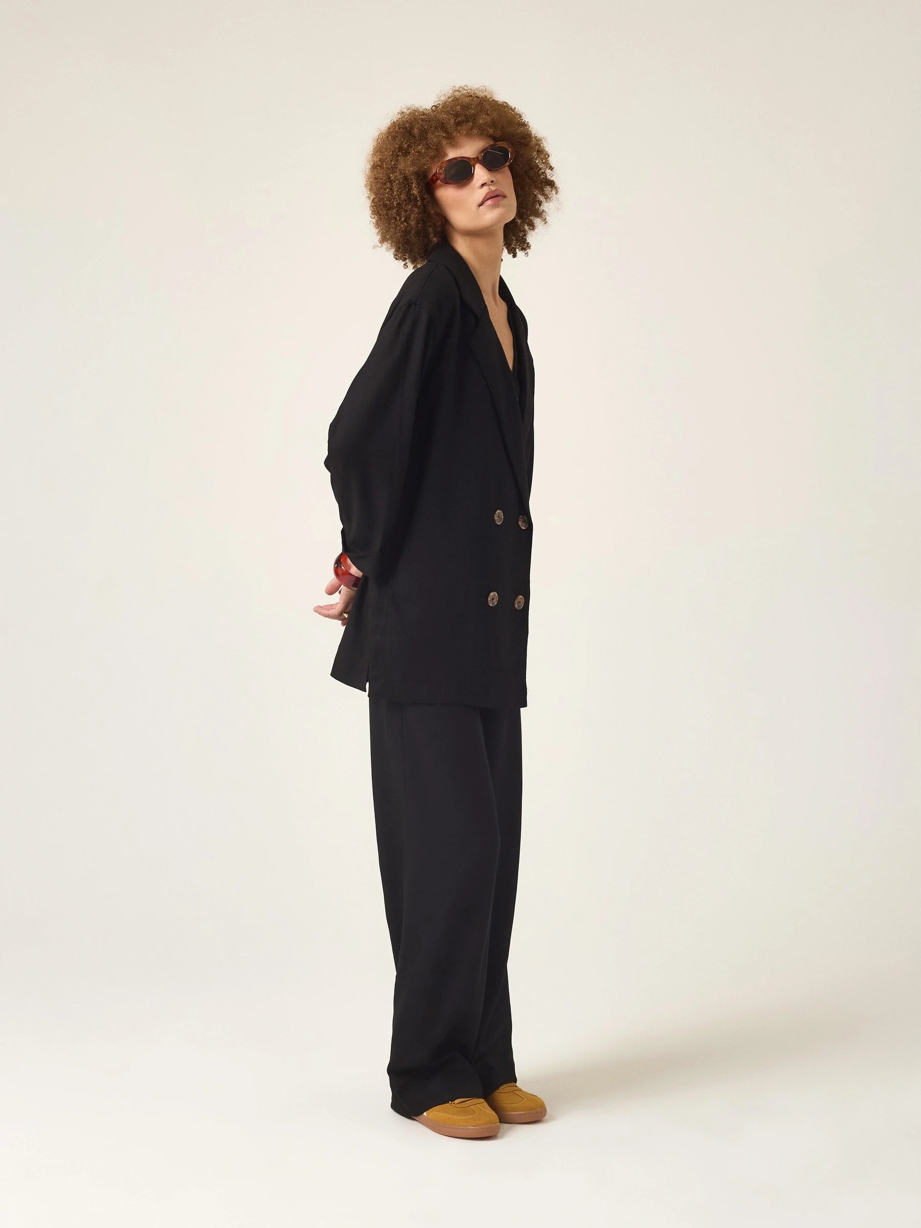 Calça Alfaiataria Reta Petúnia em Linho e Viscose FSC™ Preta. Compre online moda sustentável e atemporal na Minimadeia, marca slow fashion de roupas femininas. Foto produto ABR25 07