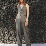 Calça Alfaiataria Reta Petúnia em Linho e Viscose FSC™ Verde Escuro. Compre online moda sustentável e atemporal na Minimadeia, marca slow fashion de roupas femininas. Foto produto JUL25 01