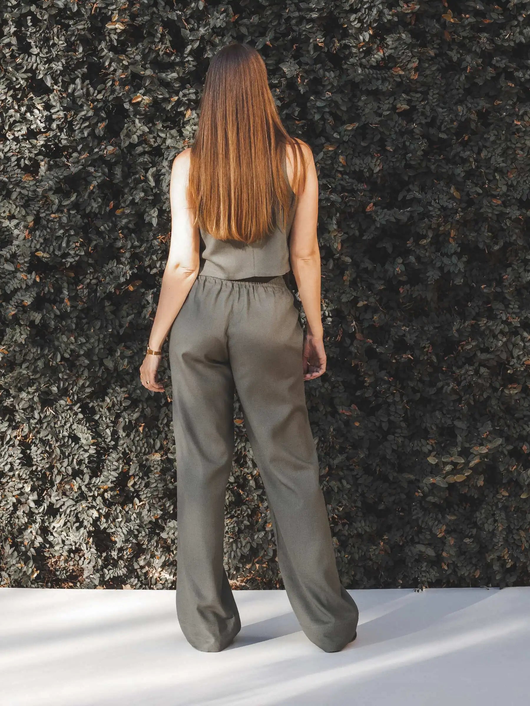 Calça Alfaiataria Reta Petúnia em Linho e Viscose FSC™ Verde Escuro. Compre online moda sustentável e atemporal na Minimadeia, marca slow fashion de roupas femininas. Foto produto JUL25 04