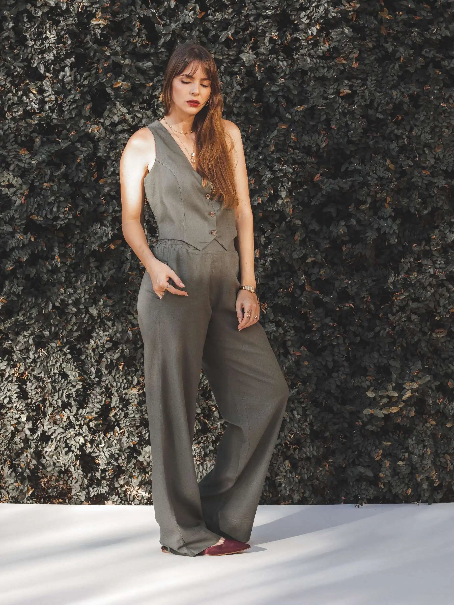 Calça Alfaiataria Reta Petúnia em Linho e Viscose FSC™ Verde Escuro. Compre online moda sustentável e atemporal na Minimadeia, marca slow fashion de roupas femininas. Foto produto JUL25 06