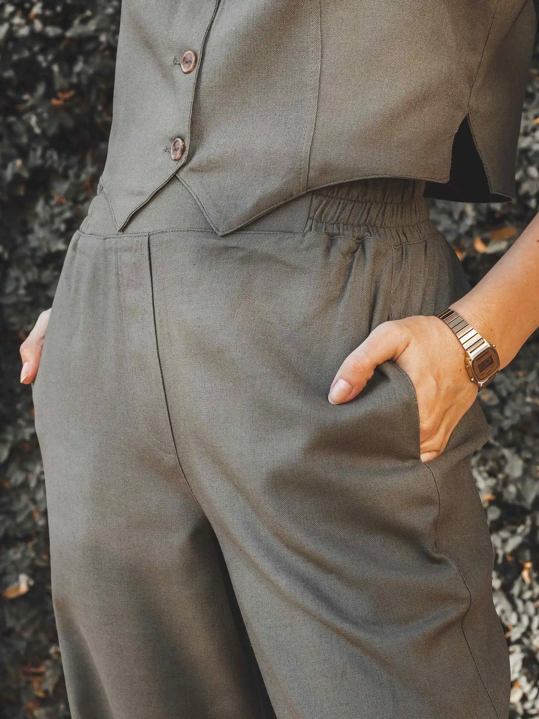 Calça Alfaiataria Reta Petúnia em Linho e Viscose FSC™ Verde Escuro. Compre online moda sustentável e atemporal na Minimadeia, marca slow fashion de roupas femininas. Foto produto JUL25 08