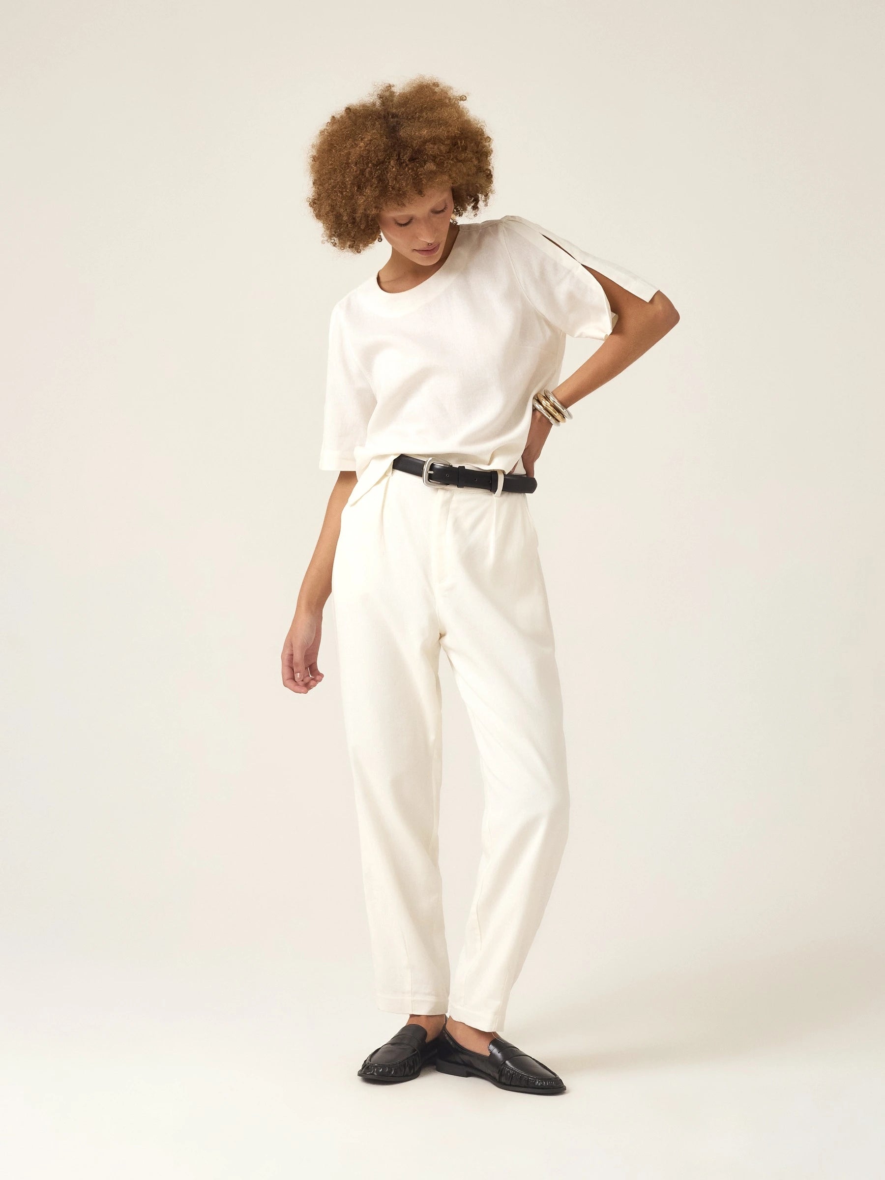 Calça Alfaiataria Slouchy Íris em Linho e Viscose FSC™ Branca Off White. Compre online moda sustentável e atemporal na Minimadeia, marca slow fashion de roupas femininas. Foto produto ABR25 03