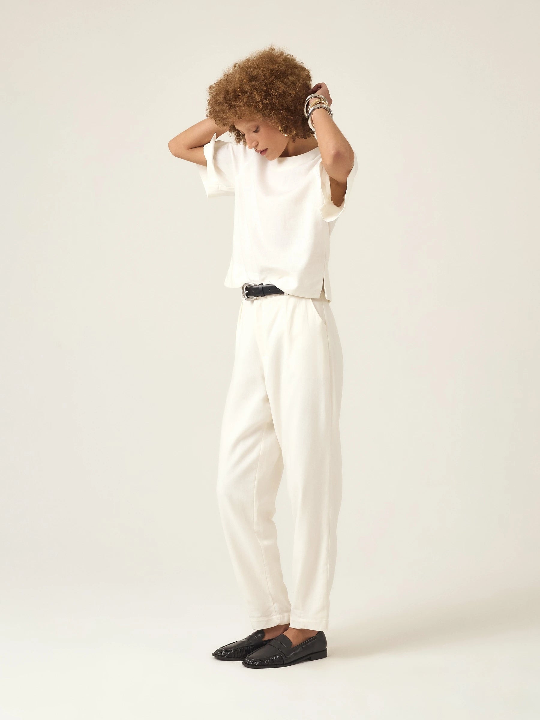 Calça Alfaiataria Slouchy Íris em Linho e Viscose FSC™ Branca Off White. Compre online moda sustentável e atemporal na Minimadeia, marca slow fashion de roupas femininas. Foto produto ABR25 04