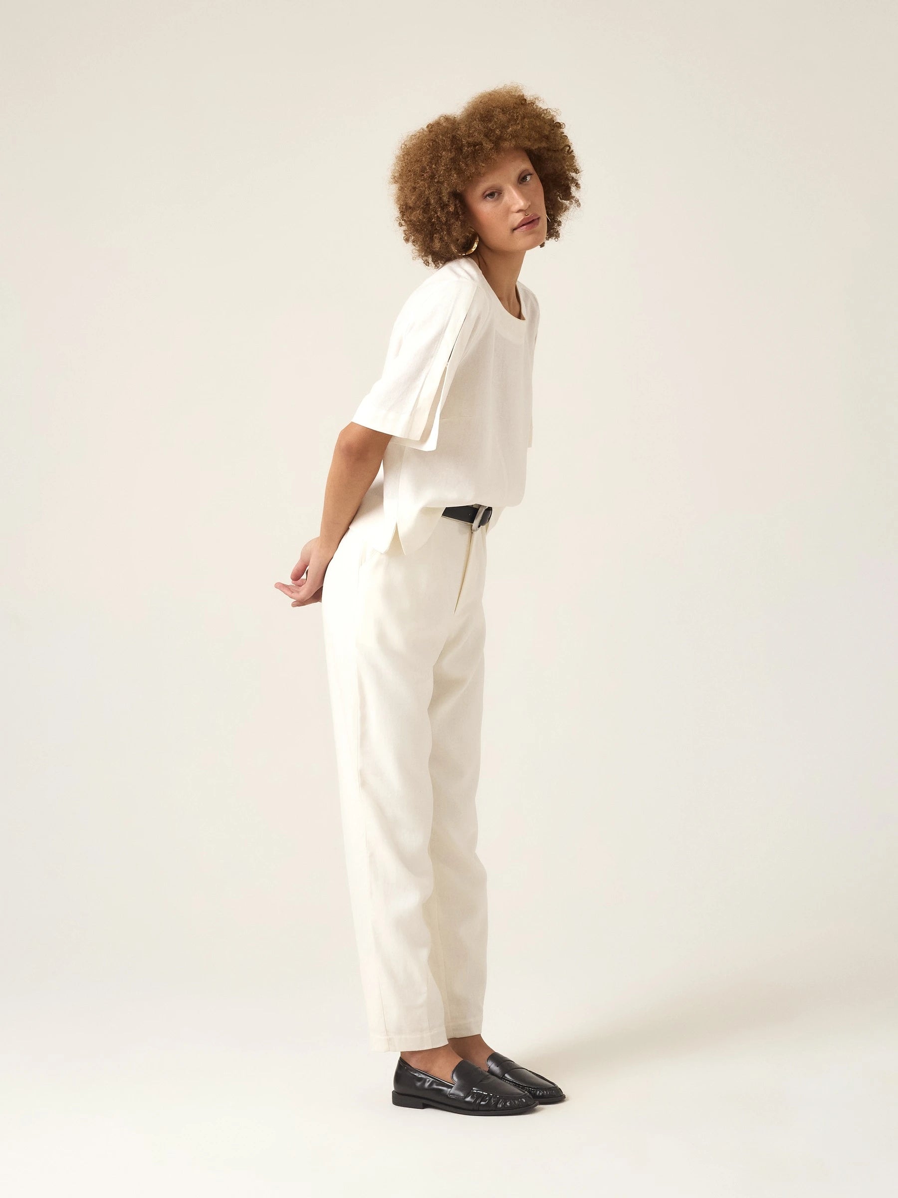 Calça Alfaiataria Slouchy Íris em Linho e Viscose FSC™ Branca Off White. Compre online moda sustentável e atemporal na Minimadeia, marca slow fashion de roupas femininas. Foto produto ABR25 05