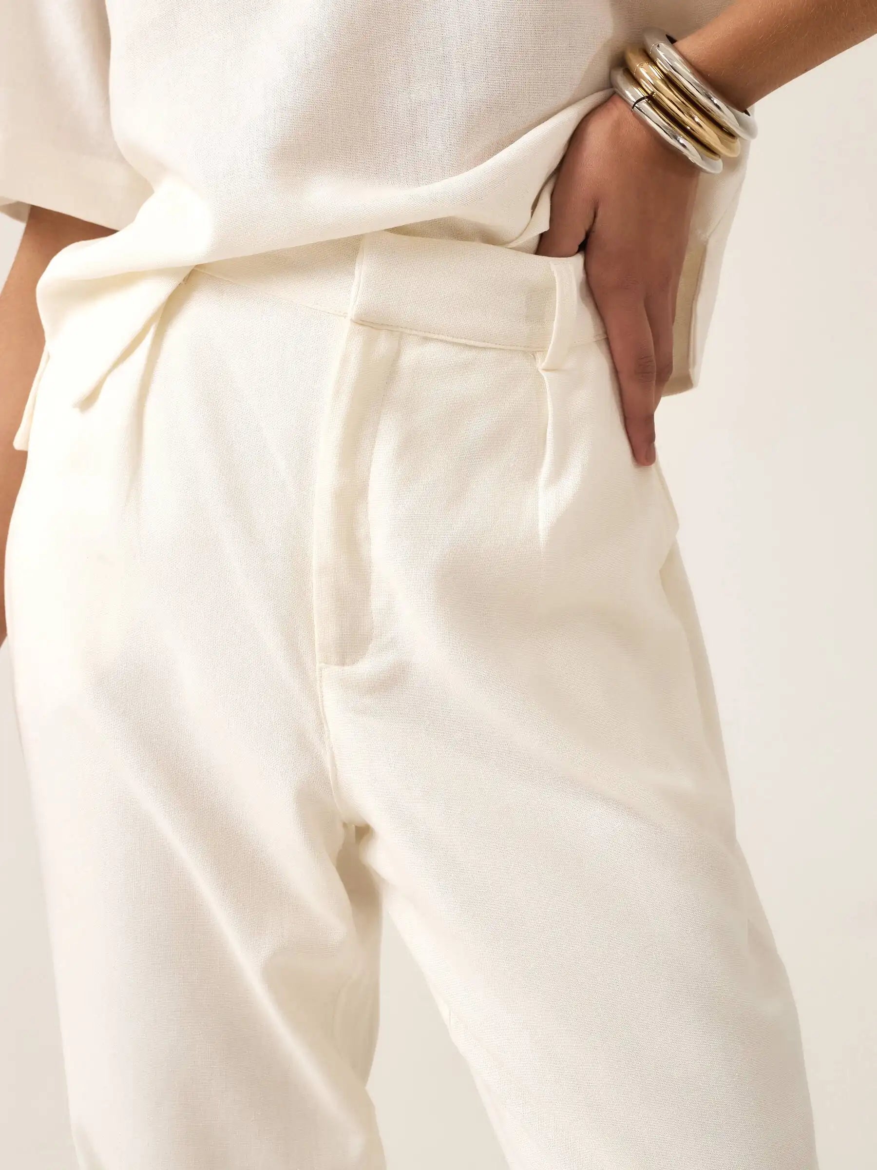 Calça Alfaiataria Slouchy Íris em Linho e Viscose FSC™ Branca Off White. Compre online moda sustentável e atemporal na Minimadeia, marca slow fashion de roupas femininas. Foto produto ABR25 06