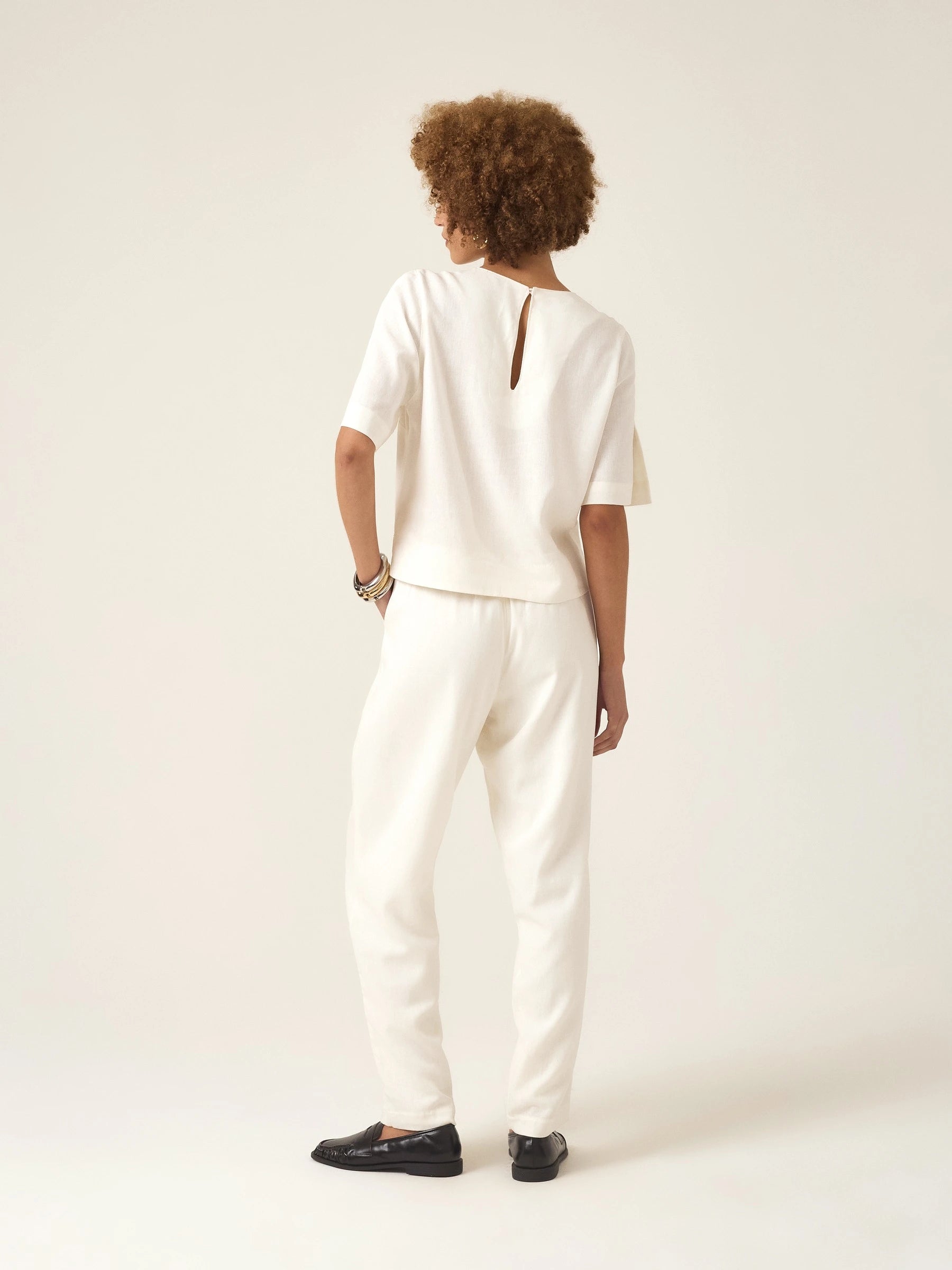 Calça Alfaiataria Slouchy Íris em Linho e Viscose FSC™ Branca Off White. Compre online moda sustentável e atemporal na Minimadeia, marca slow fashion de roupas femininas. Foto produto ABR25 08