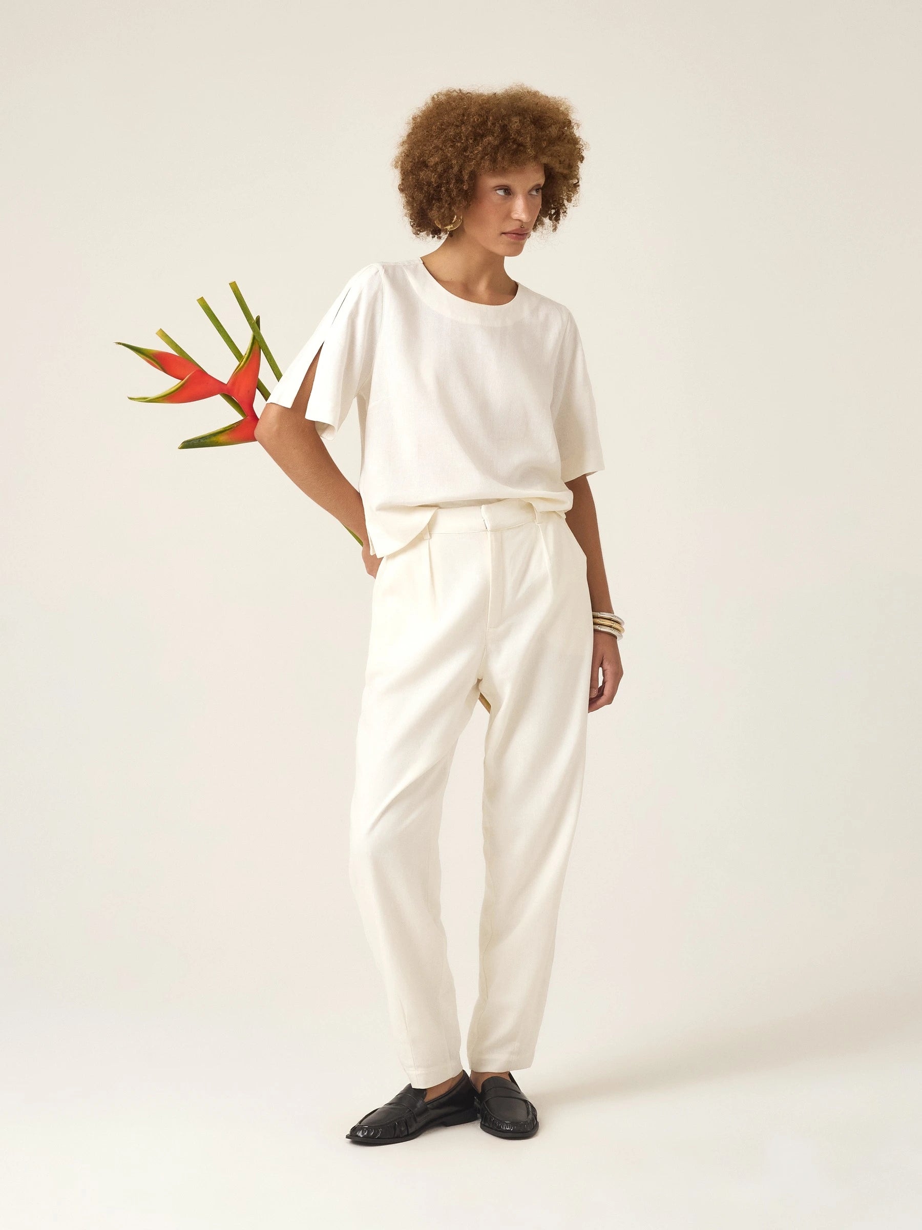 Calça Alfaiataria Slouchy Íris em Linho e Viscose FSC™ Branca Off White. Compre online moda sustentável e atemporal na Minimadeia, marca slow fashion de roupas femininas. Foto produto ABR25 10