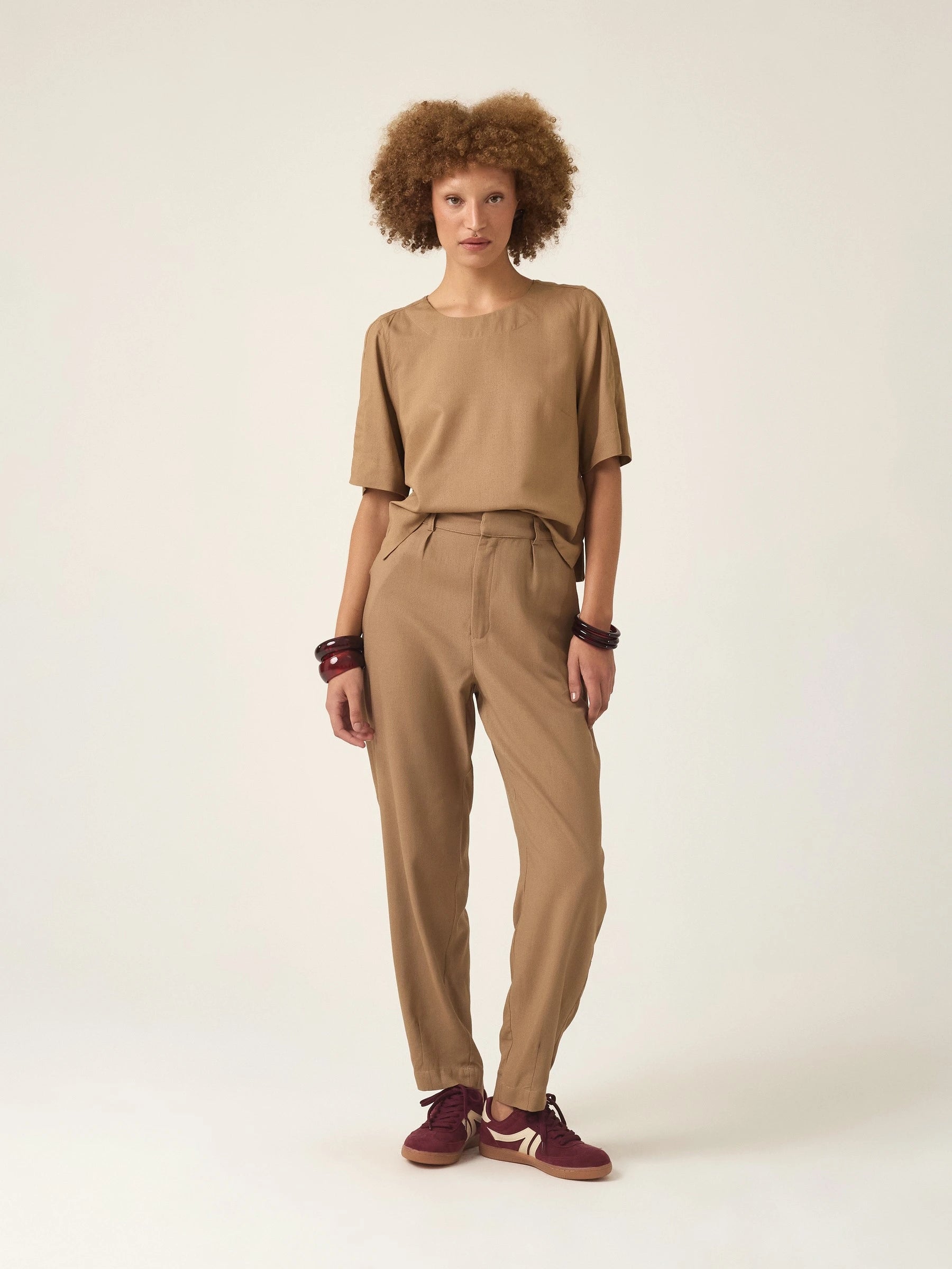 Calça Alfaiataria Slouchy Íris em Linho e Viscose FSC™ Marrom Claro. Compre online moda sustentável e atemporal na Minimadeia, marca slow fashion de roupas femininas. Foto produto ABR25 01