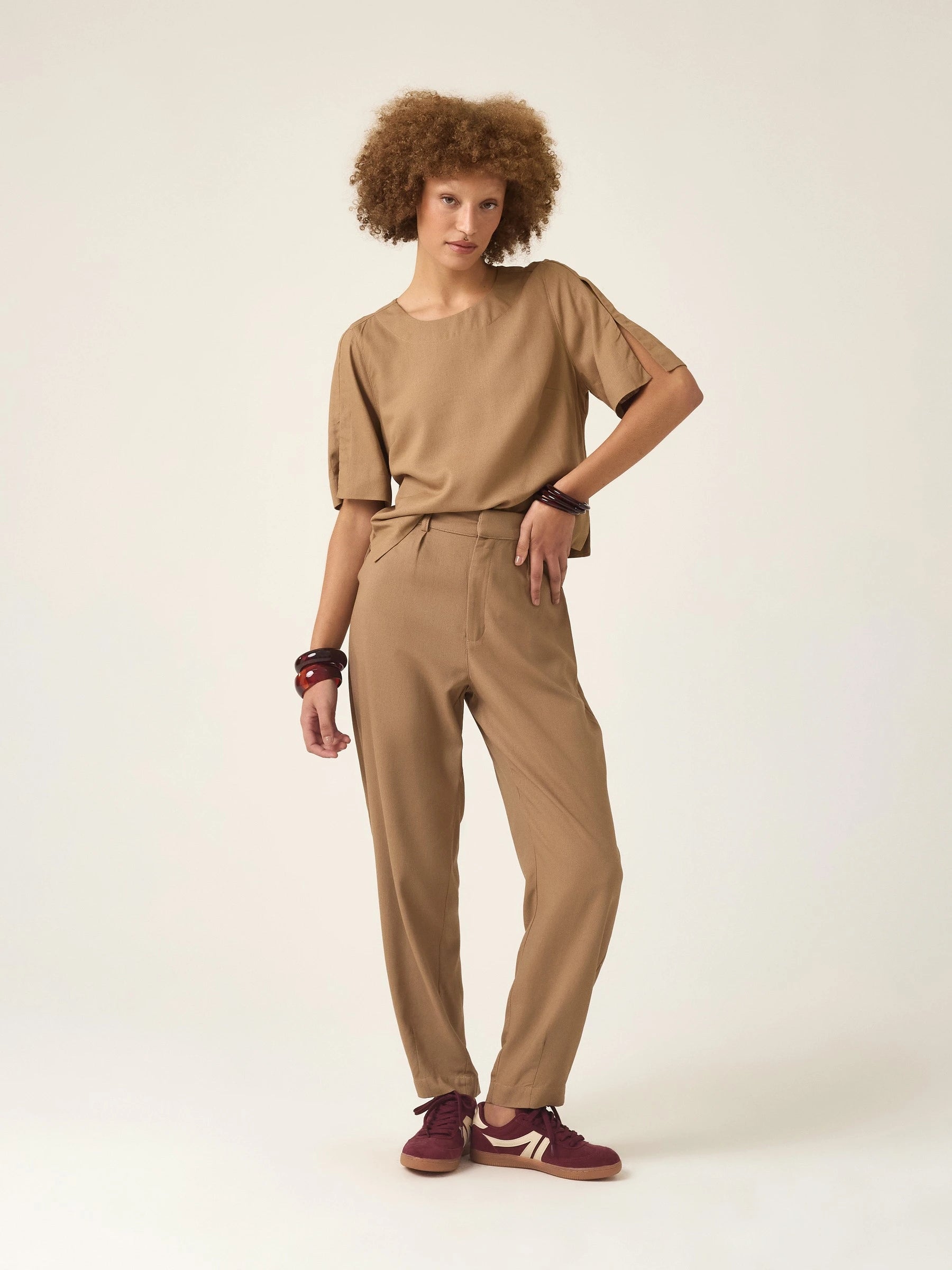 Calça Alfaiataria Slouchy Íris em Linho e Viscose FSC™ Marrom Claro. Compre online moda sustentável e atemporal na Minimadeia, marca slow fashion de roupas femininas. Foto produto ABR25 02