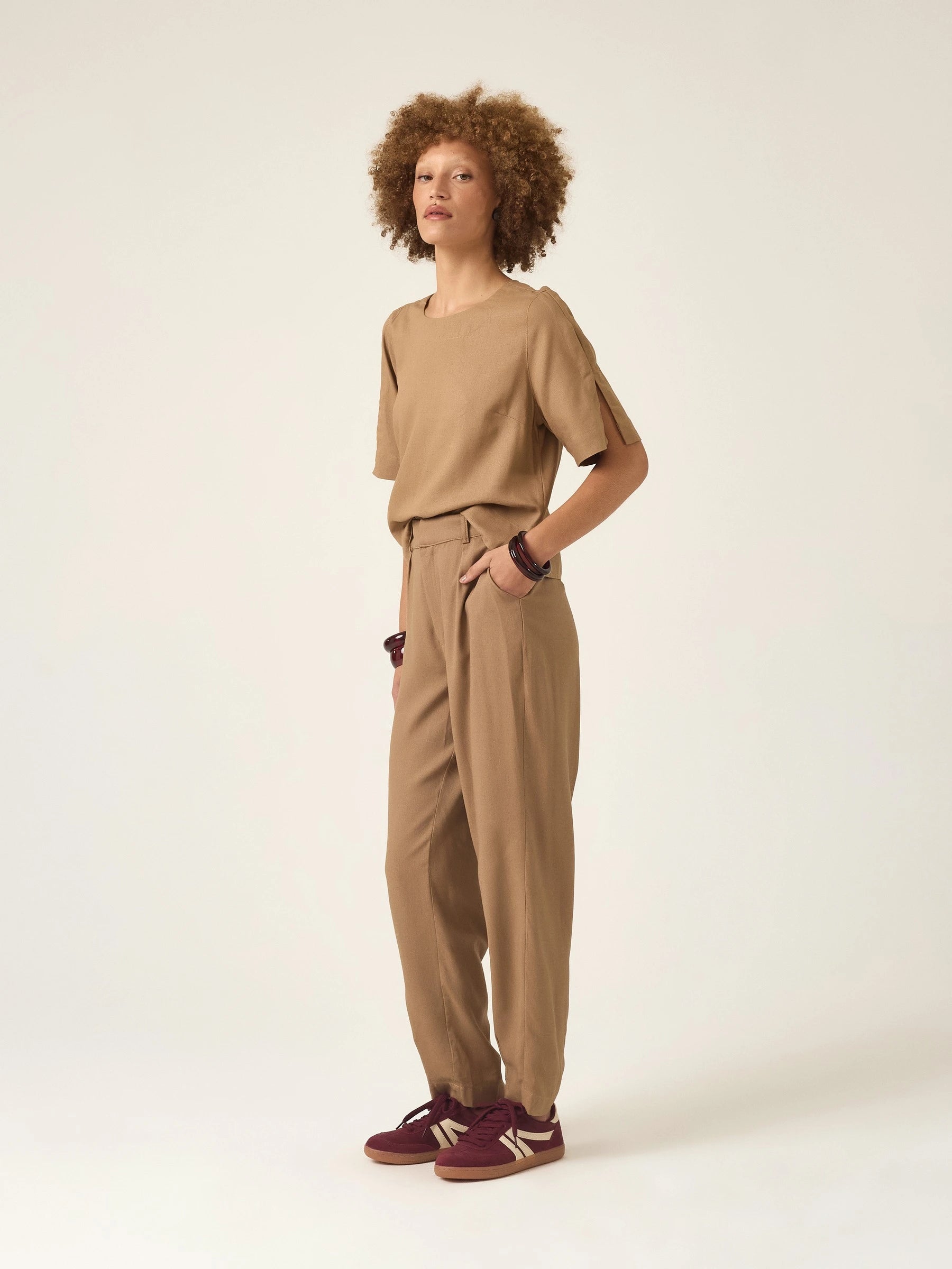 Calça Alfaiataria Slouchy Íris em Linho e Viscose FSC™ Marrom Claro. Compre online moda sustentável e atemporal na Minimadeia, marca slow fashion de roupas femininas. Foto produto ABR25 03