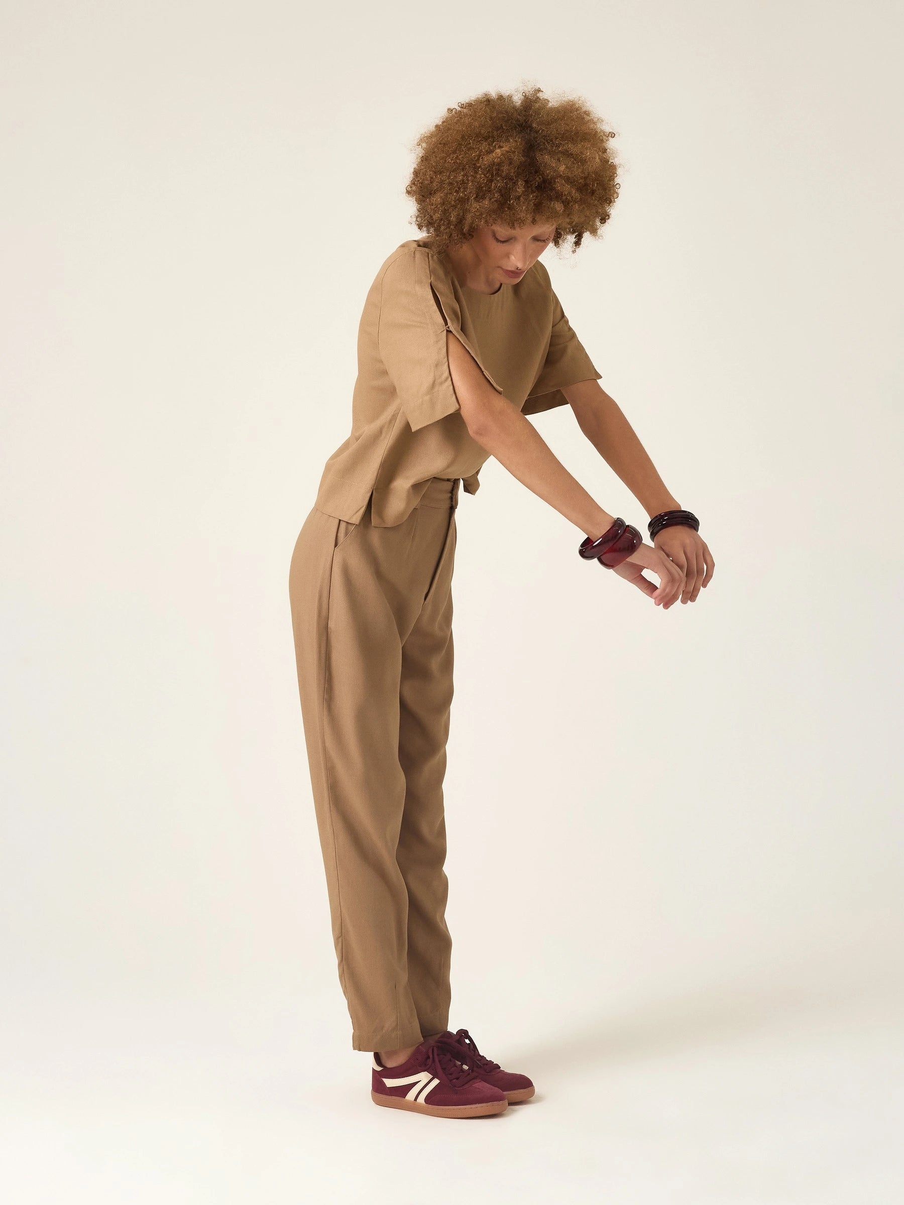 Calça Alfaiataria Slouchy Íris em Linho e Viscose FSC™ Marrom Claro. Compre online moda sustentável e atemporal na Minimadeia, marca slow fashion de roupas femininas. Foto produto ABR25 04