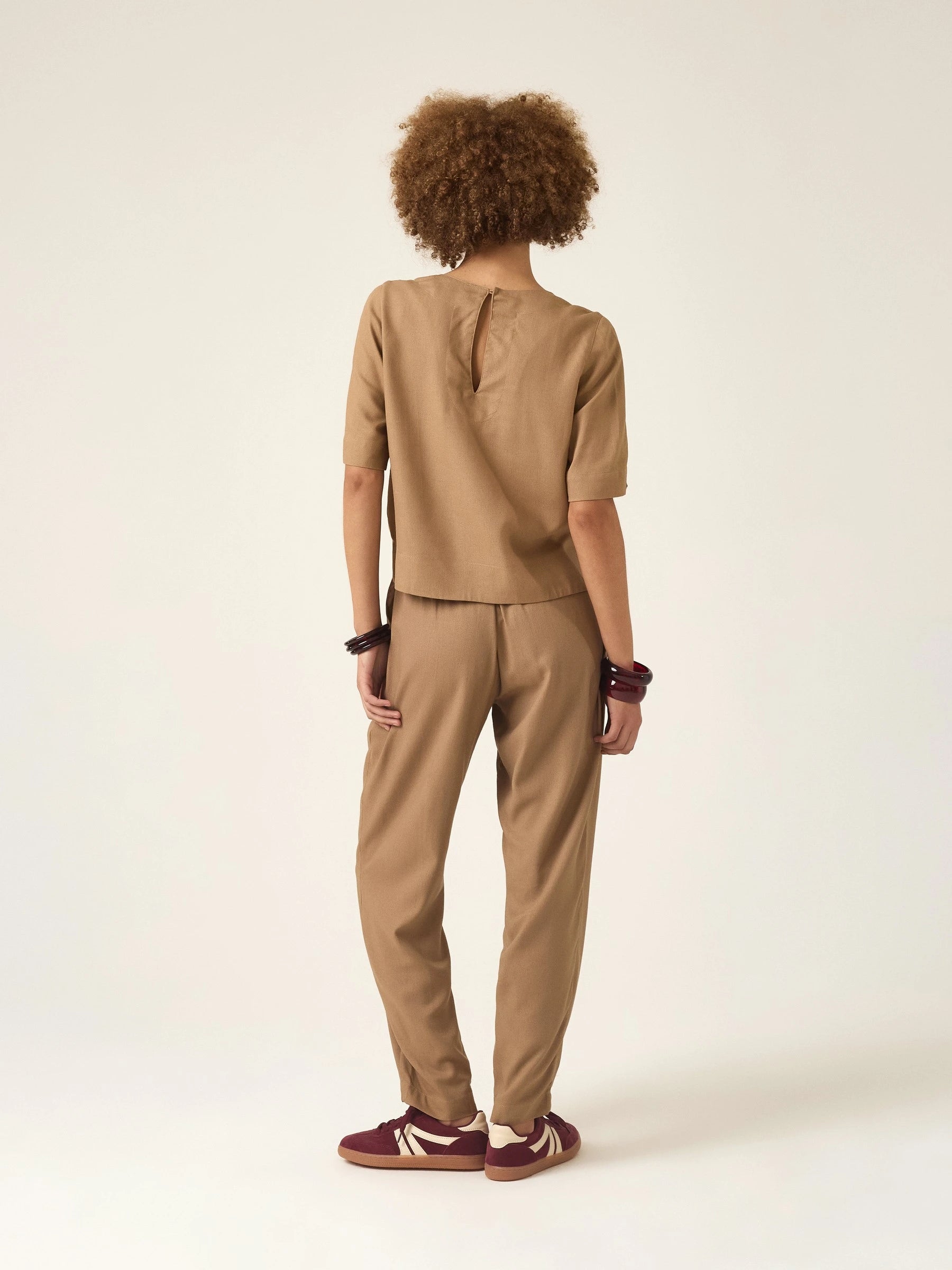 Calça Alfaiataria Slouchy Íris em Linho e Viscose FSC™ Marrom Claro. Compre online moda sustentável e atemporal na Minimadeia, marca slow fashion de roupas femininas. Foto produto ABR25 05