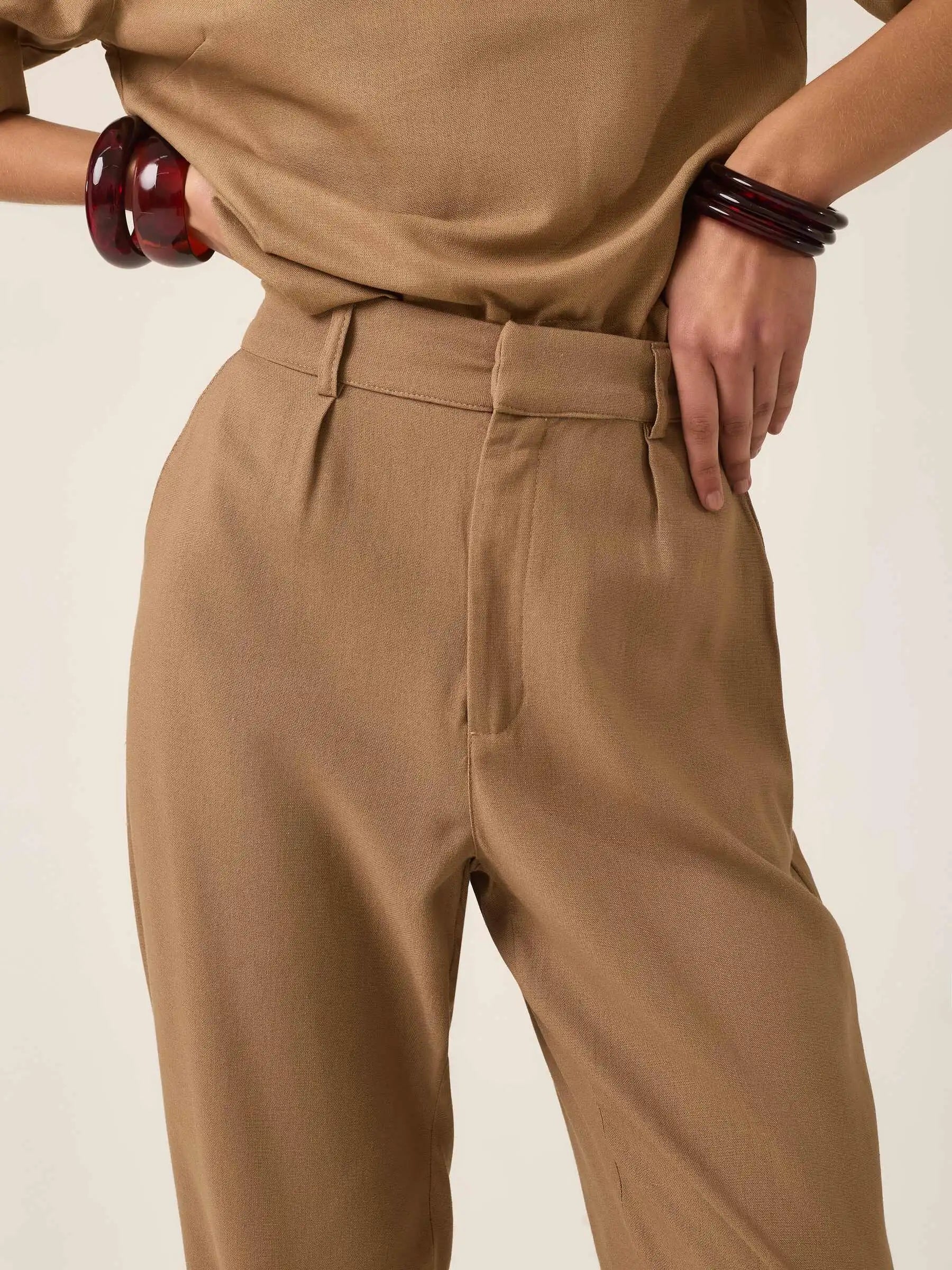 Calça Alfaiataria Slouchy Íris em Linho e Viscose FSC™ Marrom Claro. Compre online moda sustentável e atemporal na Minimadeia, marca slow fashion de roupas femininas. Foto produto ABR25 06