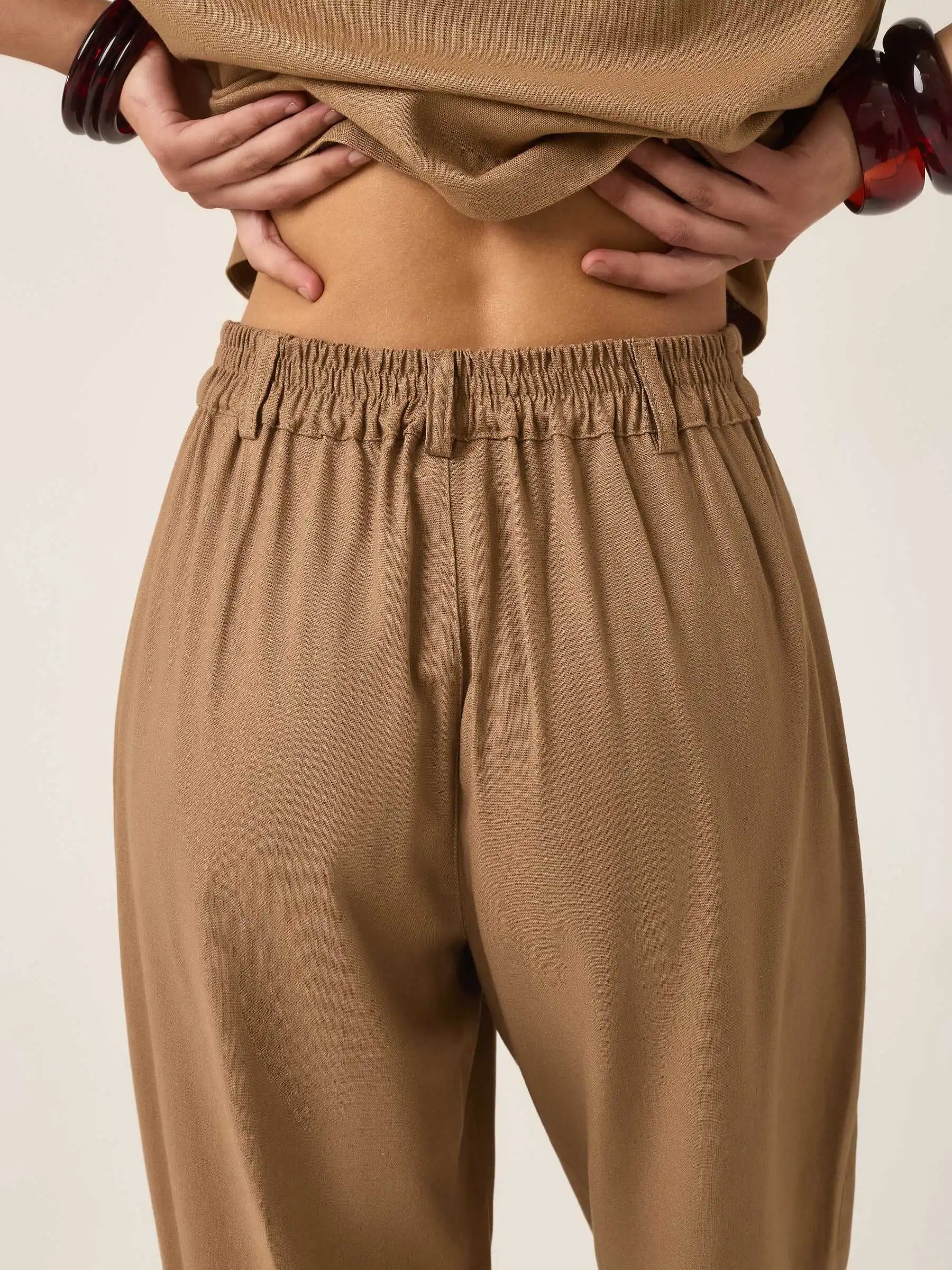 Calça Alfaiataria Slouchy Íris em Linho e Viscose FSC™ Marrom Claro. Compre online moda sustentável e atemporal na Minimadeia, marca slow fashion de roupas femininas. Foto produto ABR25 07