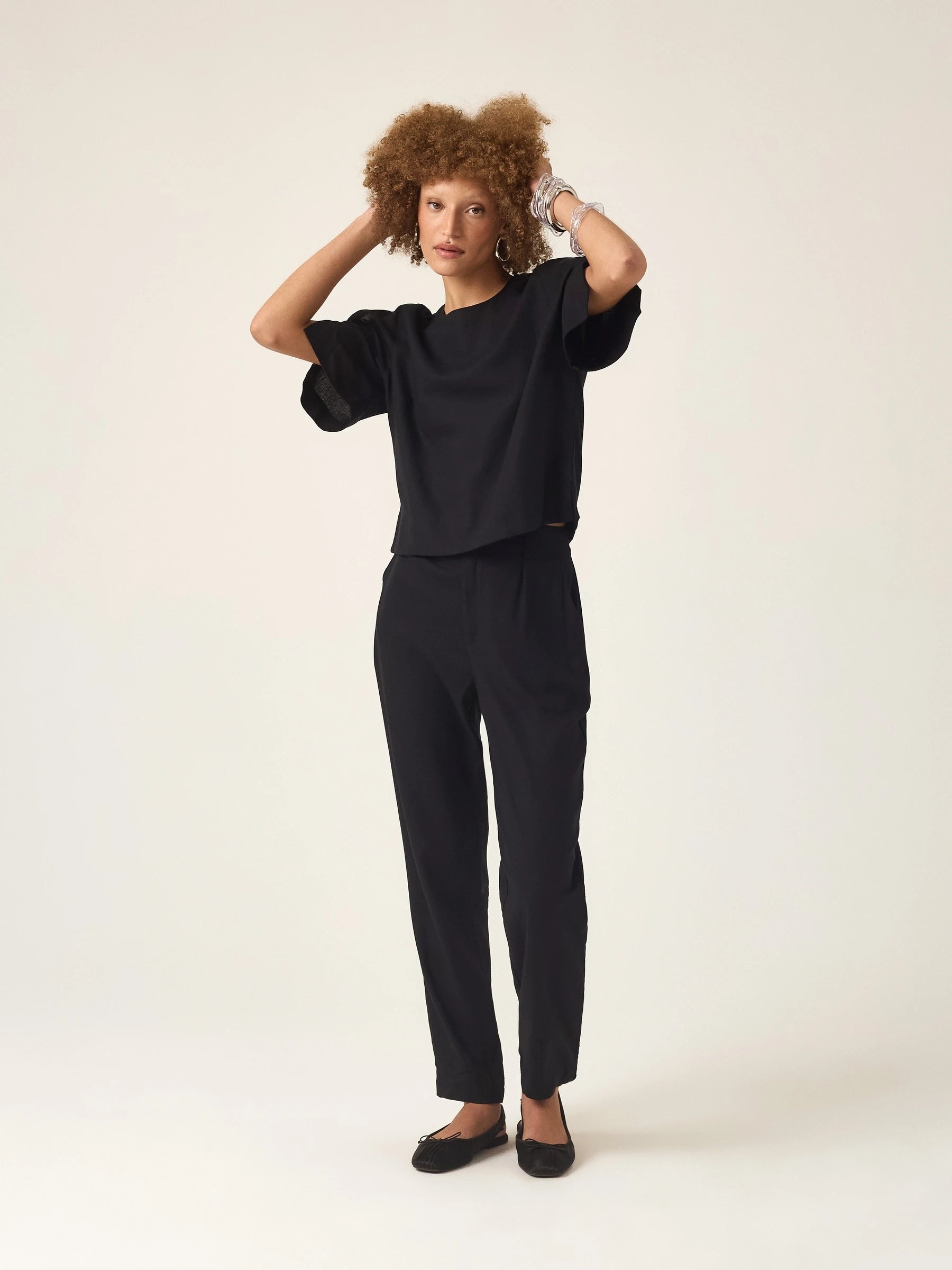 Calça Alfaiataria Slouchy Íris em Linho e Viscose FSC™ Preta. Compre online moda sustentável e atemporal na Minimadeia, marca slow fashion de roupas femininas. Foto produto ABR25 02