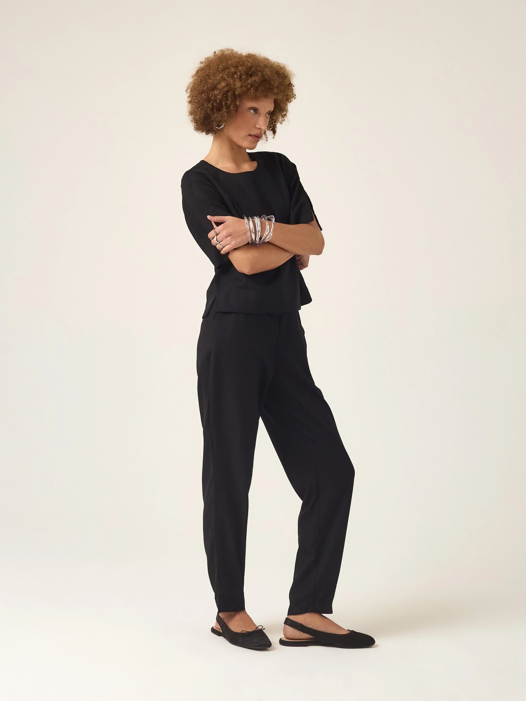 Calça Alfaiataria Slouchy Íris em Linho e Viscose FSC™ Preta. Compre online moda sustentável e atemporal na Minimadeia, marca slow fashion de roupas femininas. Foto produto ABR25 04