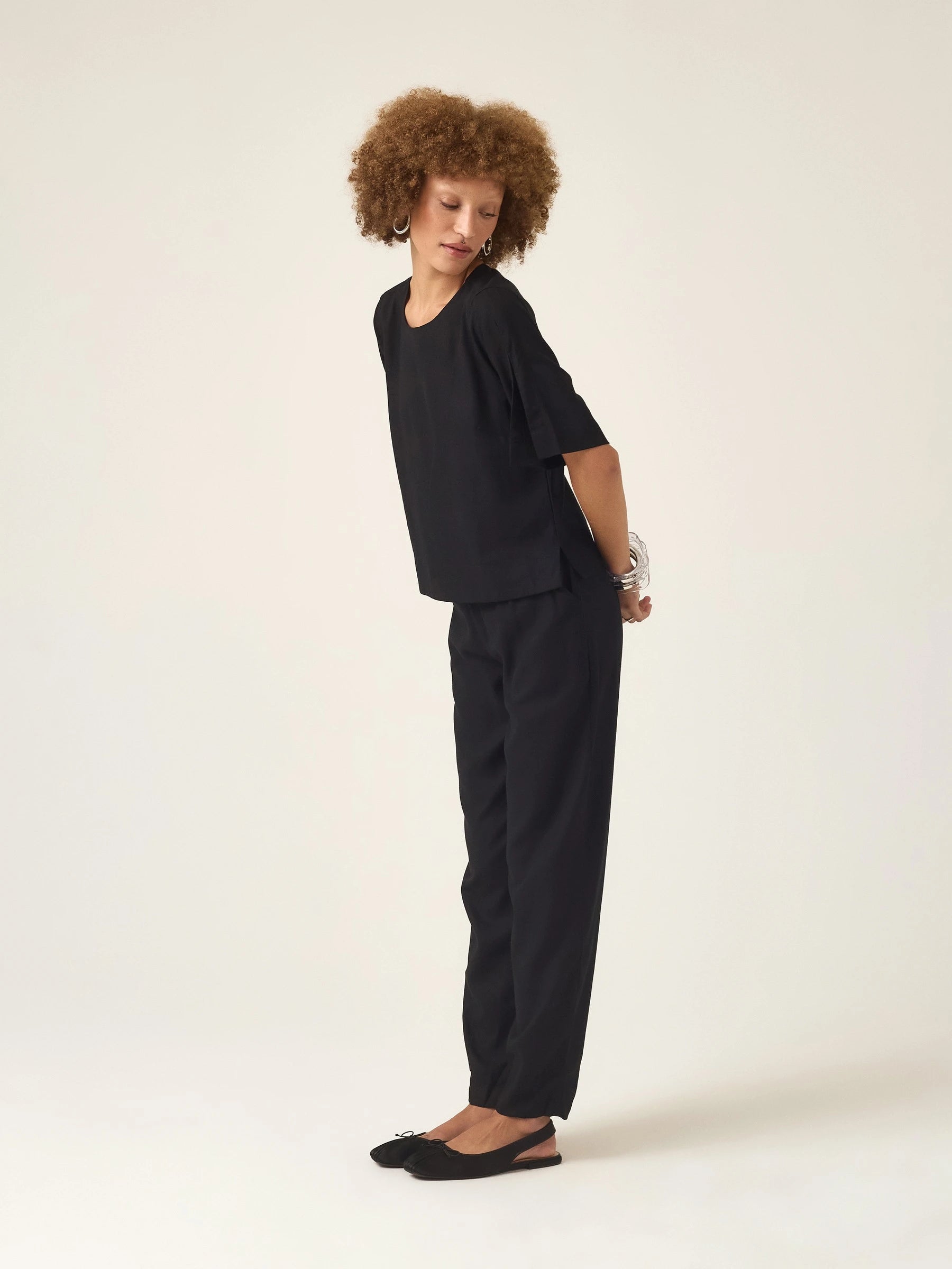 Calça Alfaiataria Slouchy Íris em Linho e Viscose FSC™ Preta. Compre online moda sustentável e atemporal na Minimadeia, marca slow fashion de roupas femininas. Foto produto ABR25 05