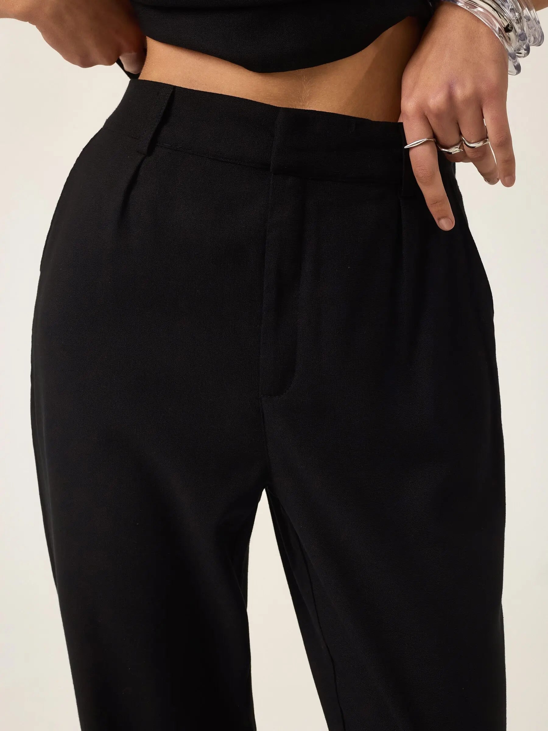 Calça Alfaiataria Slouchy Íris em Linho e Viscose FSC™ Preta. Compre online moda sustentável e atemporal na Minimadeia, marca slow fashion de roupas femininas. Foto produto ABR25 07