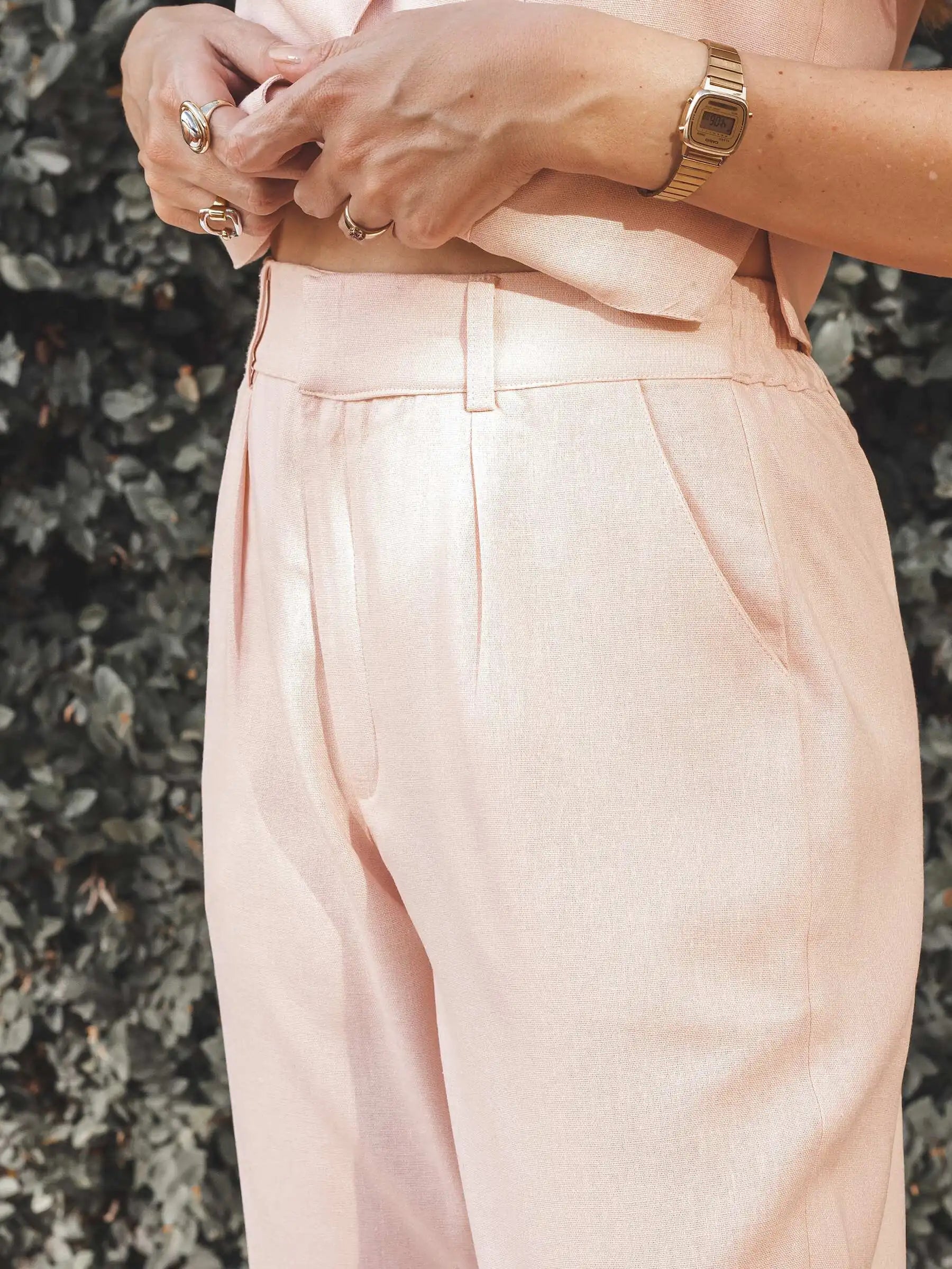 Blazer Alfaiataria Sândalo de Linho e Viscose FSC™ Rosa Claro. Compre online moda sustentável e atemporal na Minimadeia, marca slow fashion de roupas femininas. Foto produto AGO25 11