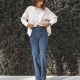 Calça Jeans Reta Mandacaru Azul Médio Eco Denim™. Compre online moda sustentável e atemporal na Minimadeia, marca slow fashion de roupas femininas. Foto produto JUN25 01