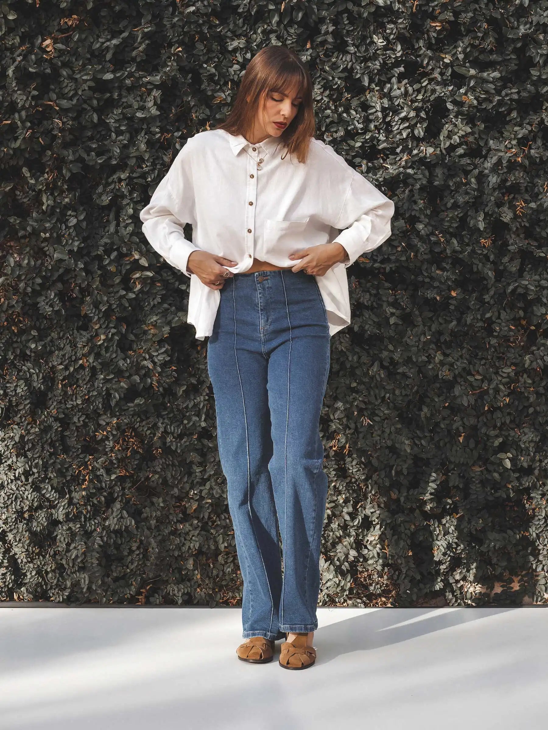 Calça Jeans Reta Mandacaru Azul Médio Eco Denim™. Compre online moda sustentável e atemporal na Minimadeia, marca slow fashion de roupas femininas. Foto produto JUN25 01
