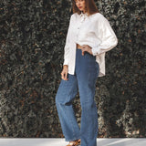Calça Jeans Reta Mandacaru Azul Médio Eco Denim™. Compre online moda sustentável e atemporal na Minimadeia, marca slow fashion de roupas femininas. Foto produto JUN25 06