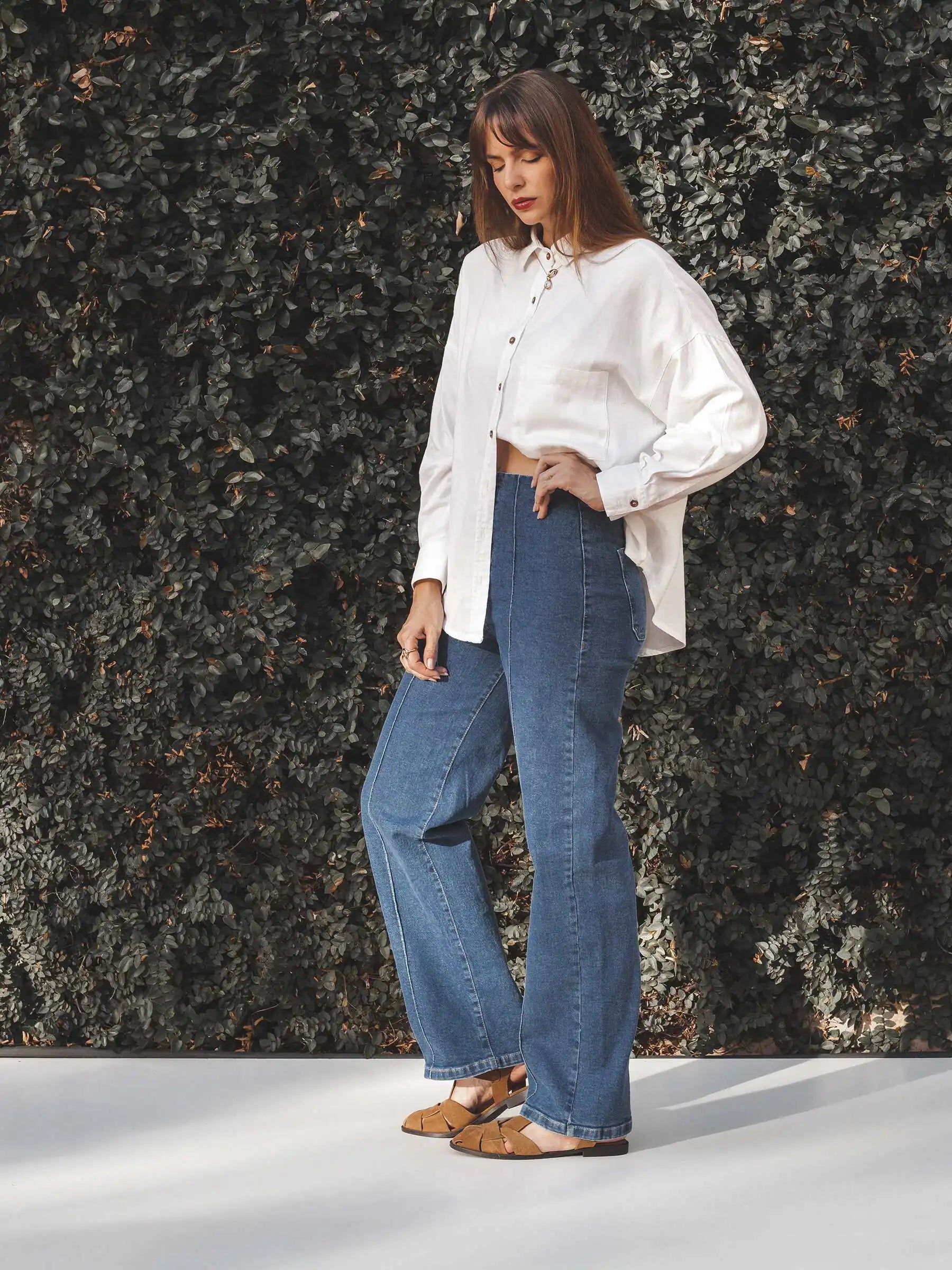Calça Jeans Reta Mandacaru Azul Médio Eco Denim™. Compre online moda sustentável e atemporal na Minimadeia, marca slow fashion de roupas femininas. Foto produto JUN25 06