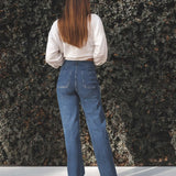 Calça Jeans Reta Mandacaru Azul Médio Eco Denim™. Compre online moda sustentável e atemporal na Minimadeia, marca slow fashion de roupas femininas. Foto produto JUN25 07
