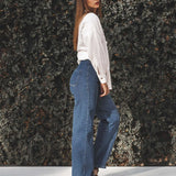 Calça Jeans Reta Mandacaru Azul Médio Eco Denim™. Compre online moda sustentável e atemporal na Minimadeia, marca slow fashion de roupas femininas. Foto produto JUN25 10