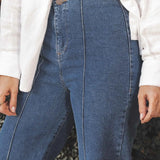 Calça Jeans Reta Mandacaru Azul Médio Eco Denim™. Compre online moda sustentável e atemporal na Minimadeia, marca slow fashion de roupas femininas. Foto produto JUN25 16