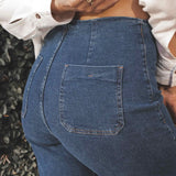 Calça Jeans Reta Mandacaru Azul Médio Eco Denim™. Compre online moda sustentável e atemporal na Minimadeia, marca slow fashion de roupas femininas. Foto produto JUN25 17