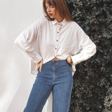 Calça Jeans Reta Mandacaru Azul Médio Eco Denim™. Compre online moda sustentável e atemporal na Minimadeia, marca slow fashion de roupas femininas. Foto produto JUN25 21