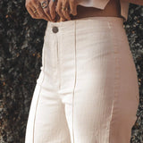 Calça Jeans Reta Mandacaru Bege Eco Denim™. Compre online moda sustentável e atemporal na Minimadeia, marca slow fashion de roupas femininas. Foto produto JUN25 13