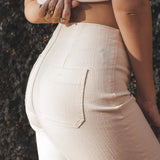 Calça Jeans Reta Mandacaru Bege Eco Denim™. Compre online moda sustentável e atemporal na Minimadeia, marca slow fashion de roupas femininas. Foto produto JUN25 15