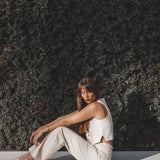 Calça Jeans Reta Mandacaru Bege Eco Denim™. Compre online moda sustentável e atemporal na Minimadeia, marca slow fashion de roupas femininas. Foto produto JUN25 16