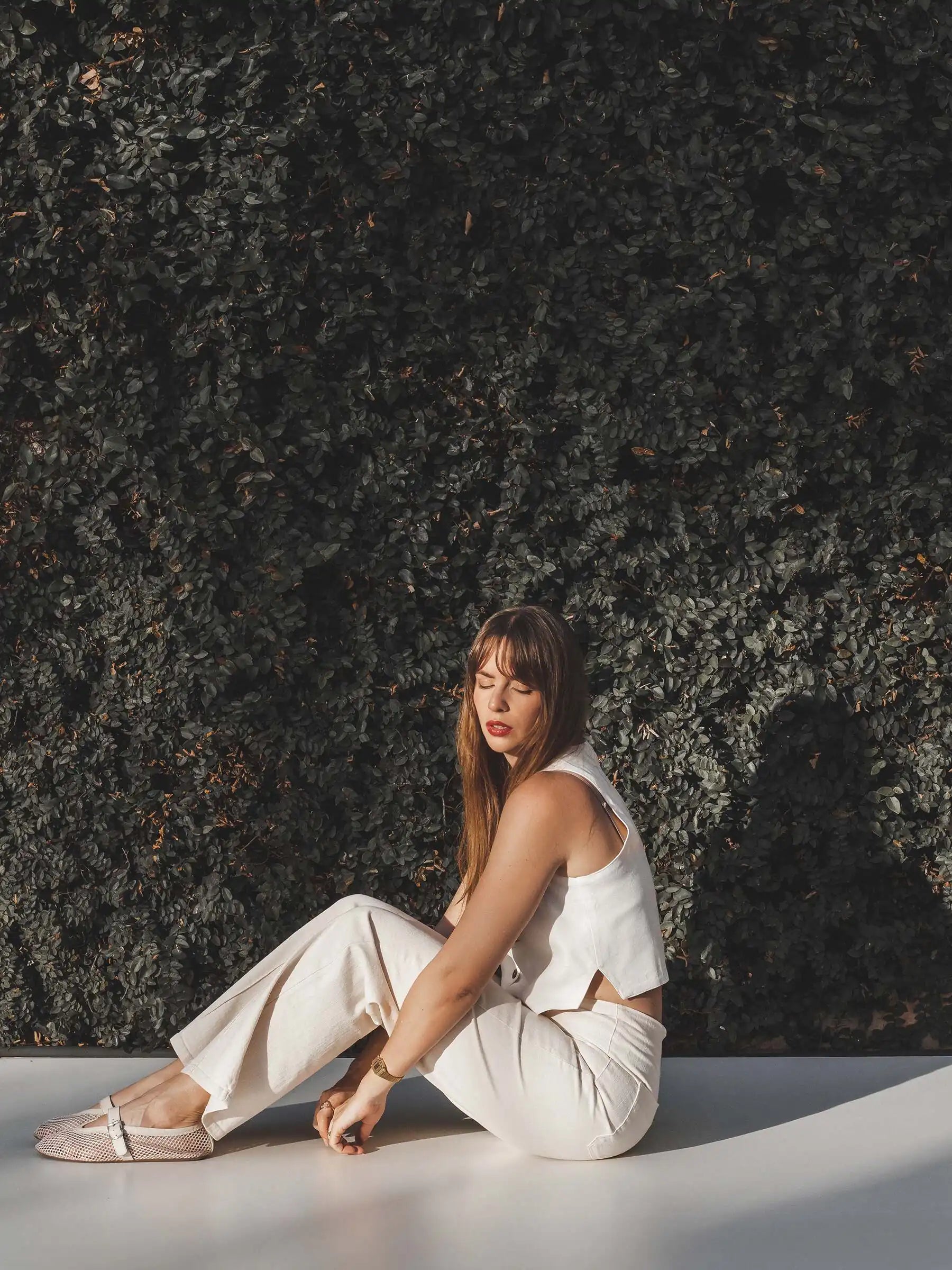 Calça Jeans Reta Mandacaru Bege Eco Denim™. Compre online moda sustentável e atemporal na Minimadeia, marca slow fashion de roupas femininas. Foto produto JUN25 17