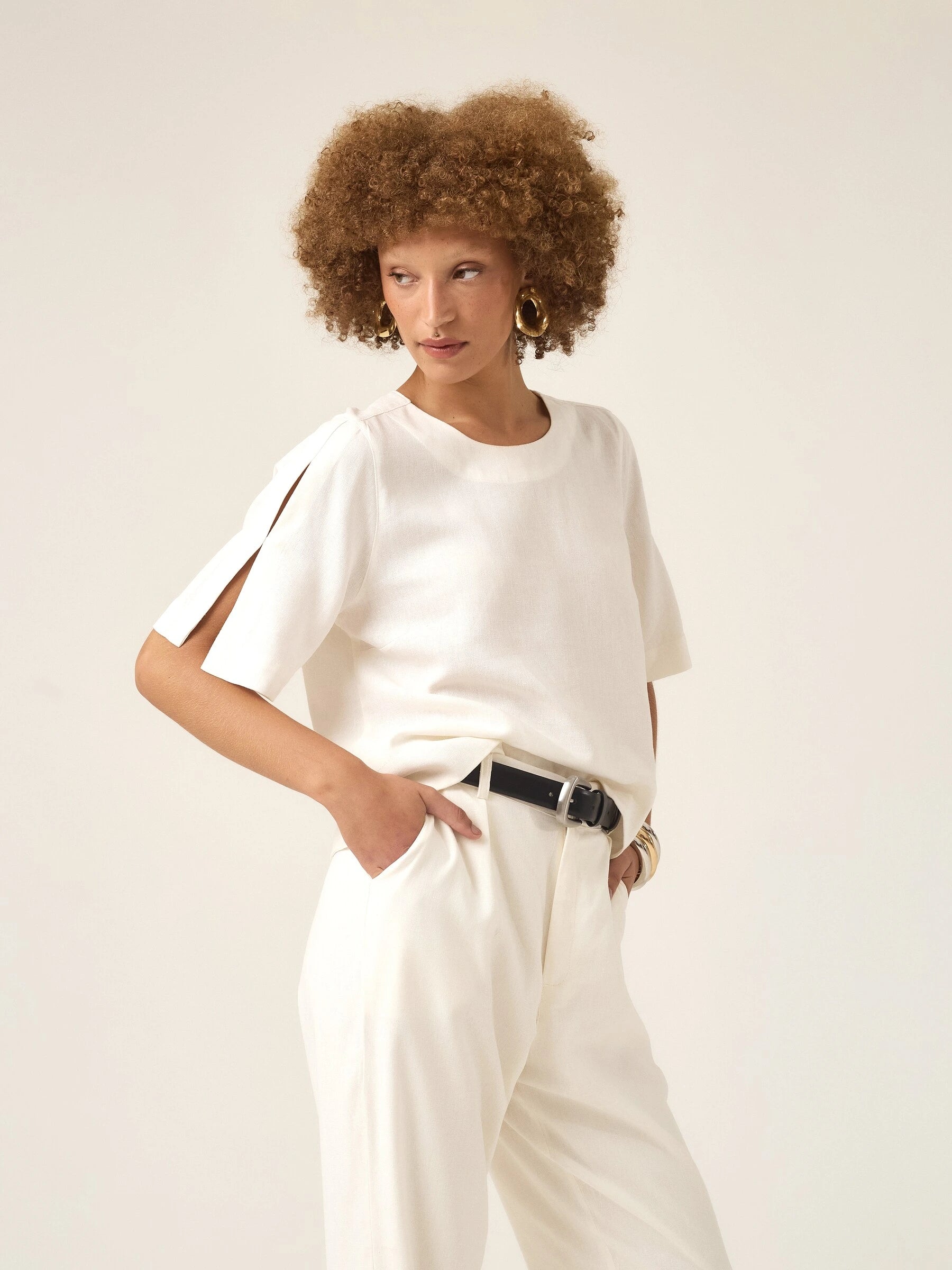Blusa Alfaiataria Tulipa de Linho e Viscose FSC™ Branca Off White. Compre online moda sustentável e atemporal na Minimadeia, marca slow fashion de roupas femininas. Foto produto ABR25 01