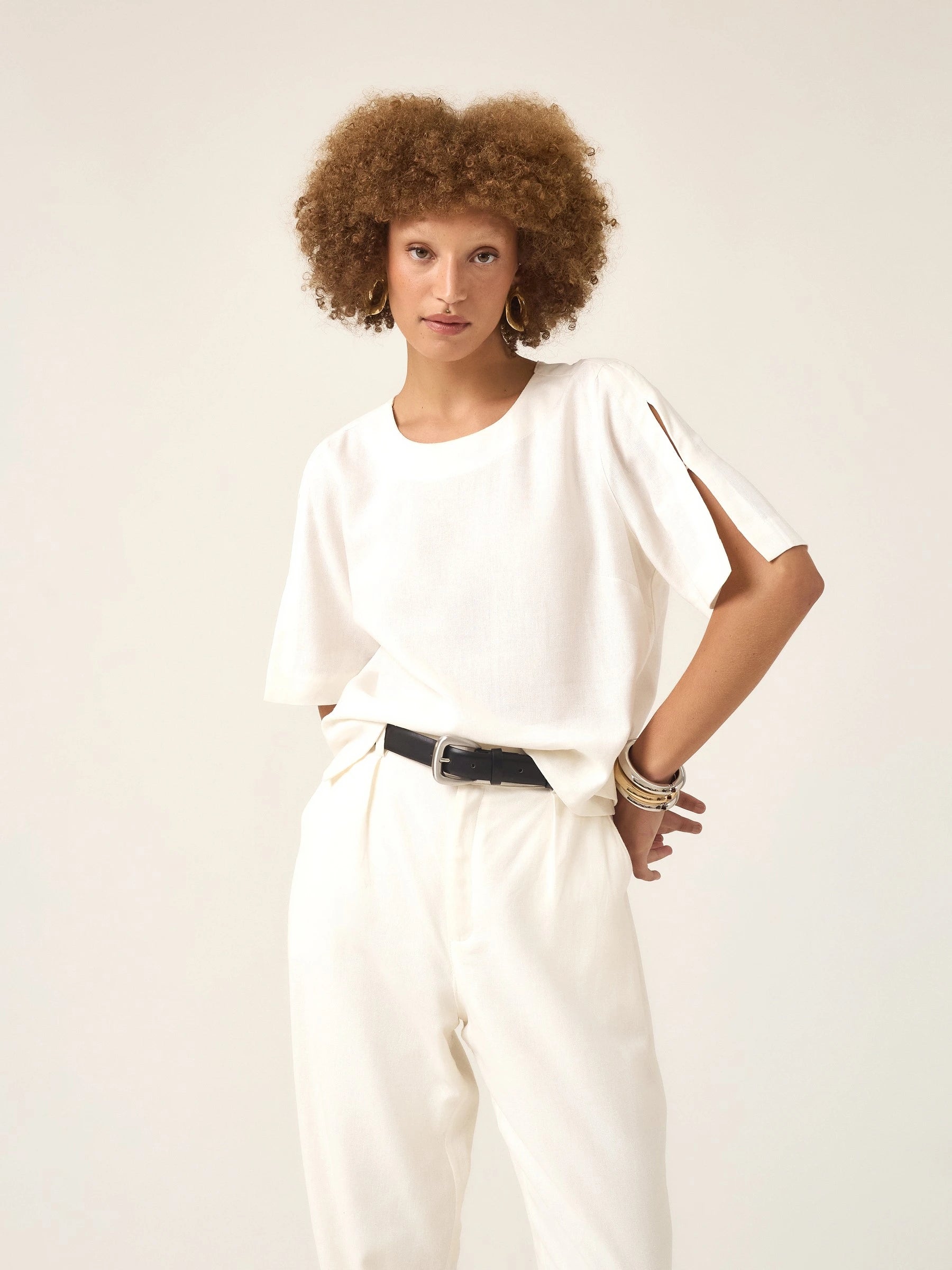 Blusa Alfaiataria Tulipa de Linho e Viscose FSC™ Branca Off White. Compre online moda sustentável e atemporal na Minimadeia, marca slow fashion de roupas femininas. Foto produto ABR25 02