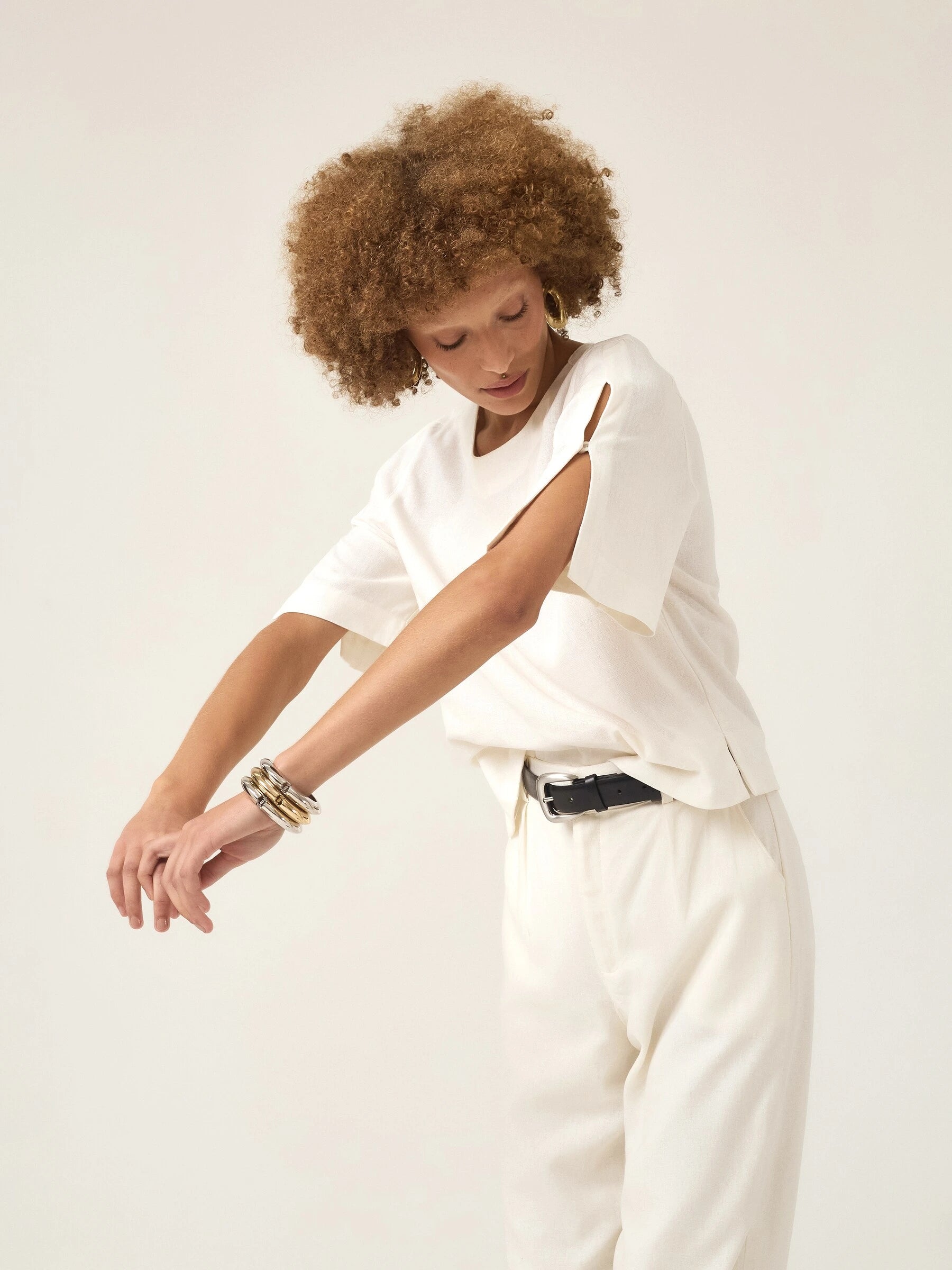 Blusa Alfaiataria Tulipa de Linho e Viscose FSC™ Branca Off White. Compre online moda sustentável e atemporal na Minimadeia, marca slow fashion de roupas femininas. Foto produto ABR25 03