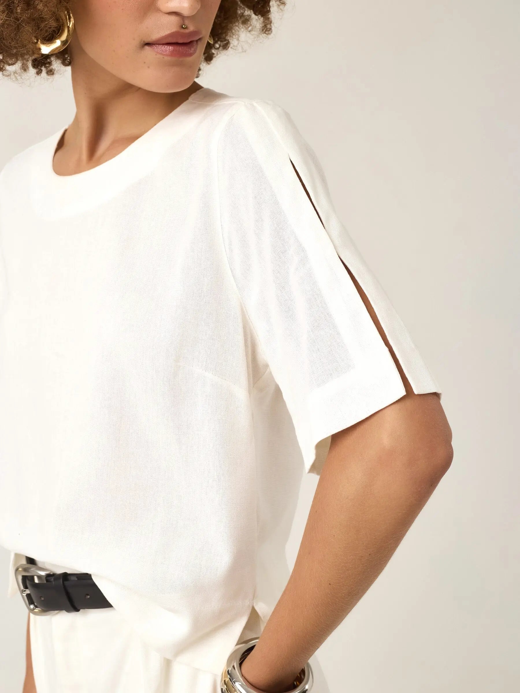 Blusa Alfaiataria Tulipa de Linho e Viscose FSC™ Branca Off White. Compre online moda sustentável e atemporal na Minimadeia, marca slow fashion de roupas femininas. Foto produto ABR25 04