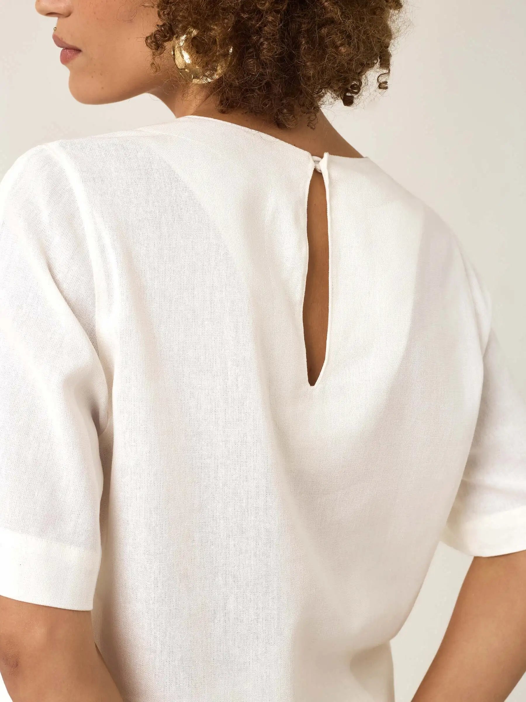 Blusa Alfaiataria Tulipa de Linho e Viscose FSC™ Branca Off White. Compre online moda sustentável e atemporal na Minimadeia, marca slow fashion de roupas femininas. Foto produto ABR25 05