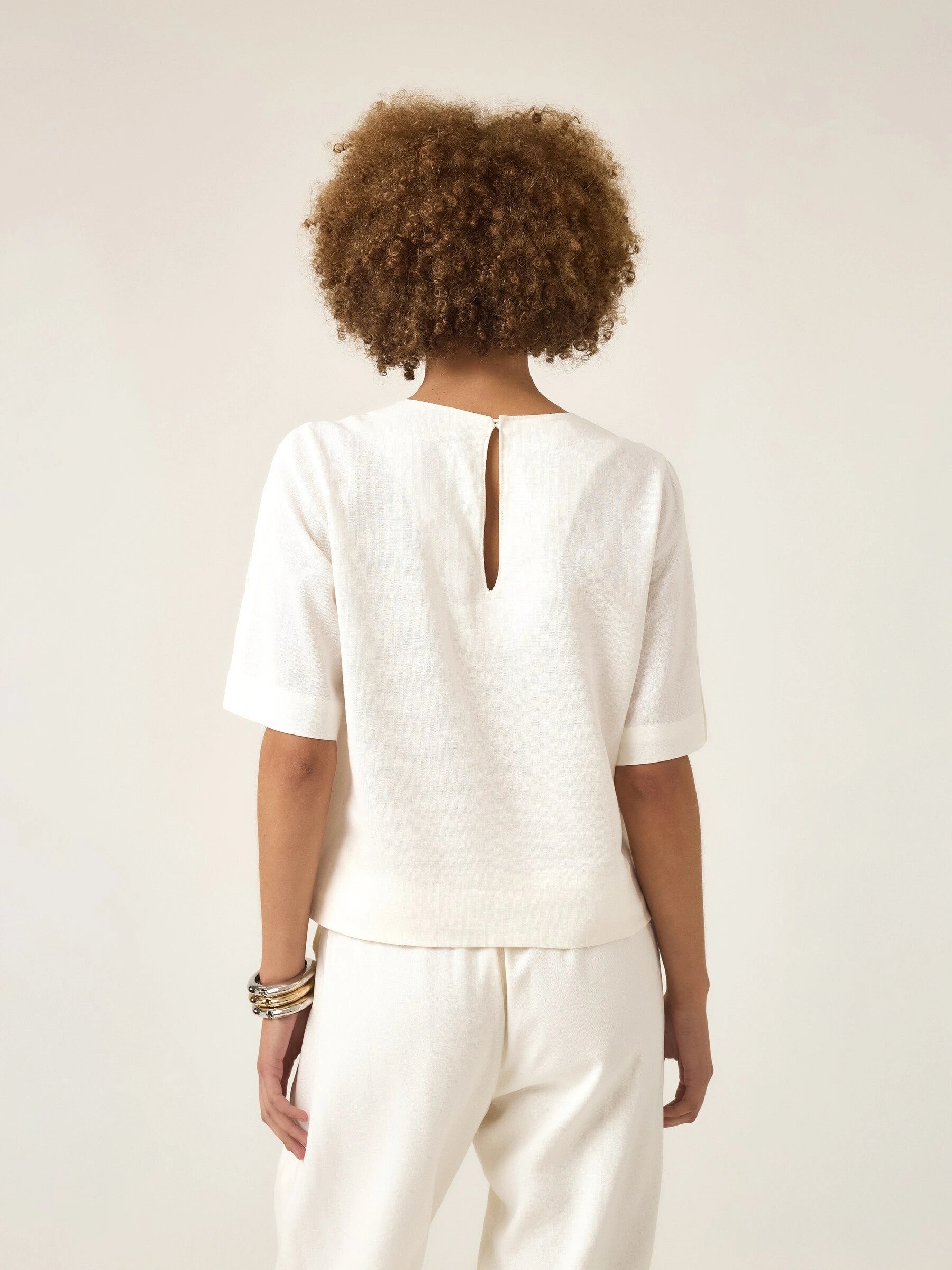 Blusa Alfaiataria Tulipa de Linho e Viscose FSC™ Branca Off White. Compre online moda sustentável e atemporal na Minimadeia, marca slow fashion de roupas femininas. Foto produto ABR25 06