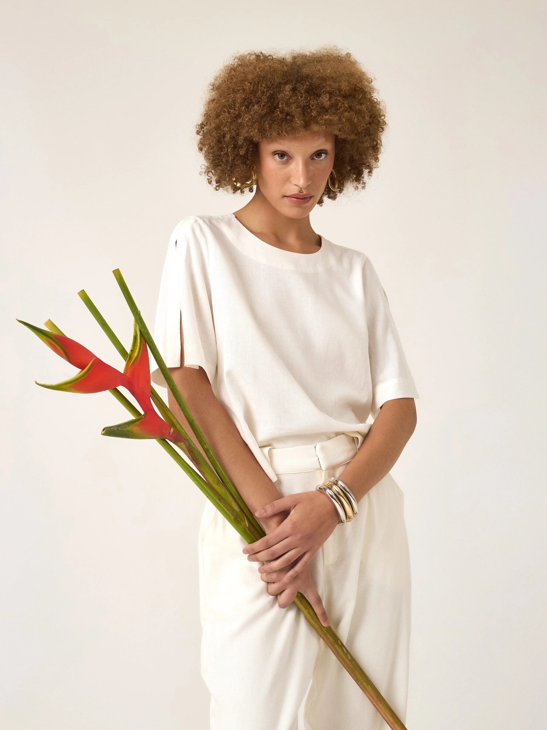 Blusa Alfaiataria Tulipa de Linho e Viscose FSC™ Branca Off White. Compre online moda sustentável e atemporal na Minimadeia, marca slow fashion de roupas femininas. Foto produto ABR25 07