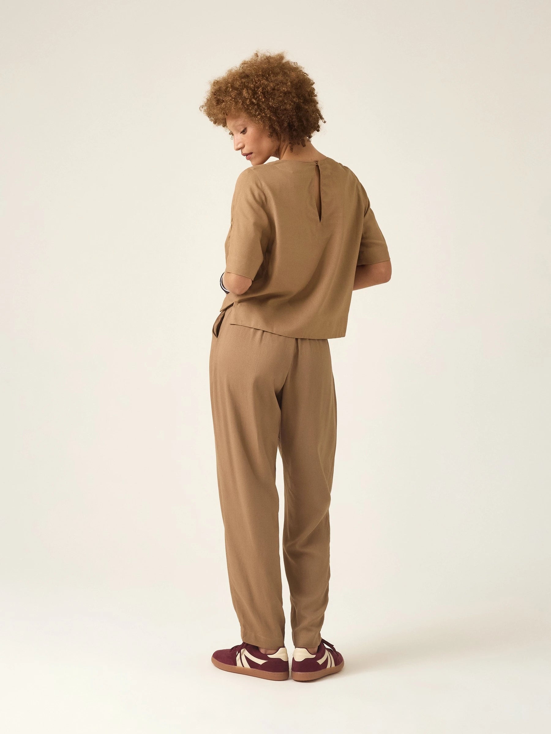 Blusa Alfaiataria Tulipa de Linho e Viscose FSC™ Marrom Claro. Compre online moda sustentável e atemporal na Minimadeia, marca slow fashion de roupas femininas. Foto produto ABR25 01