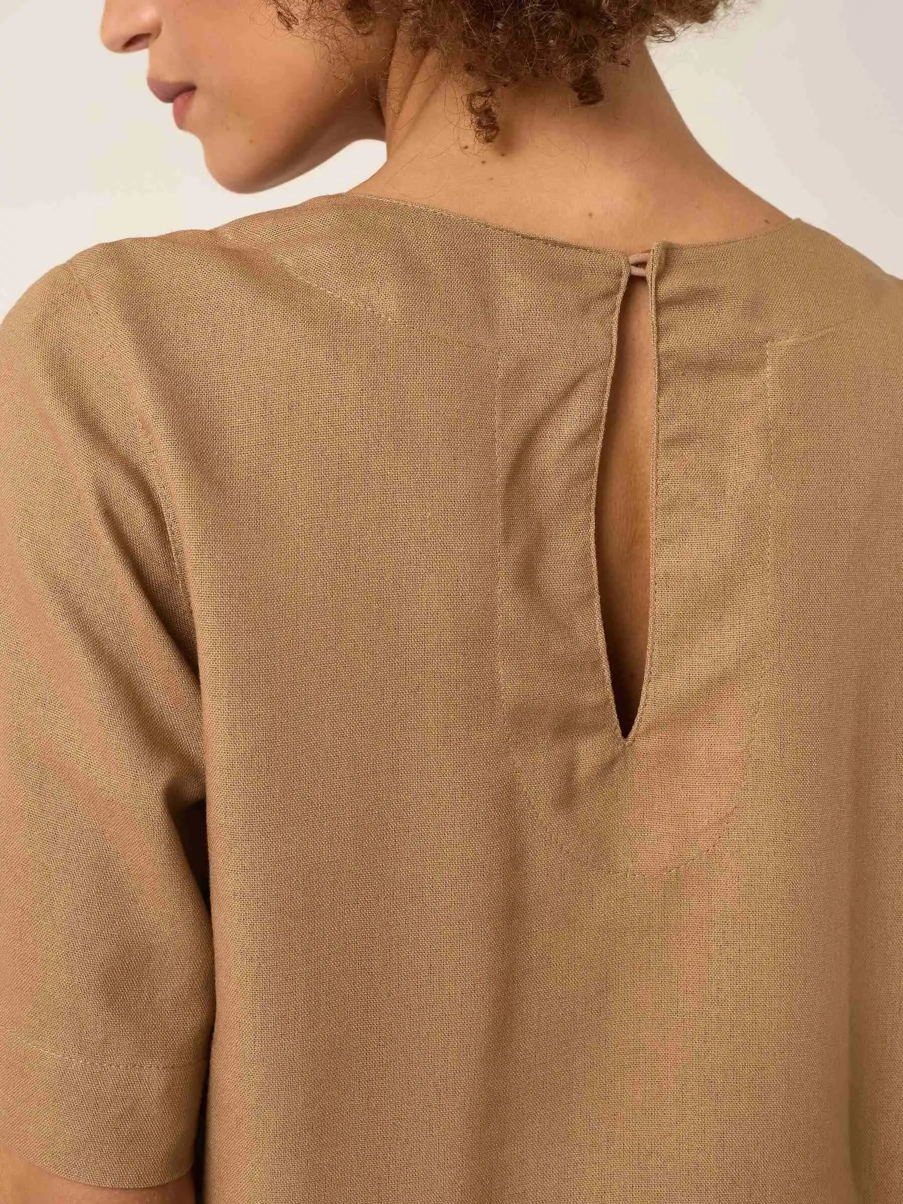 Blusa Alfaiataria Tulipa de Linho e Viscose FSC™ Marrom Claro. Compre online moda sustentável e atemporal na Minimadeia, marca slow fashion de roupas femininas. Foto produto ABR25 02