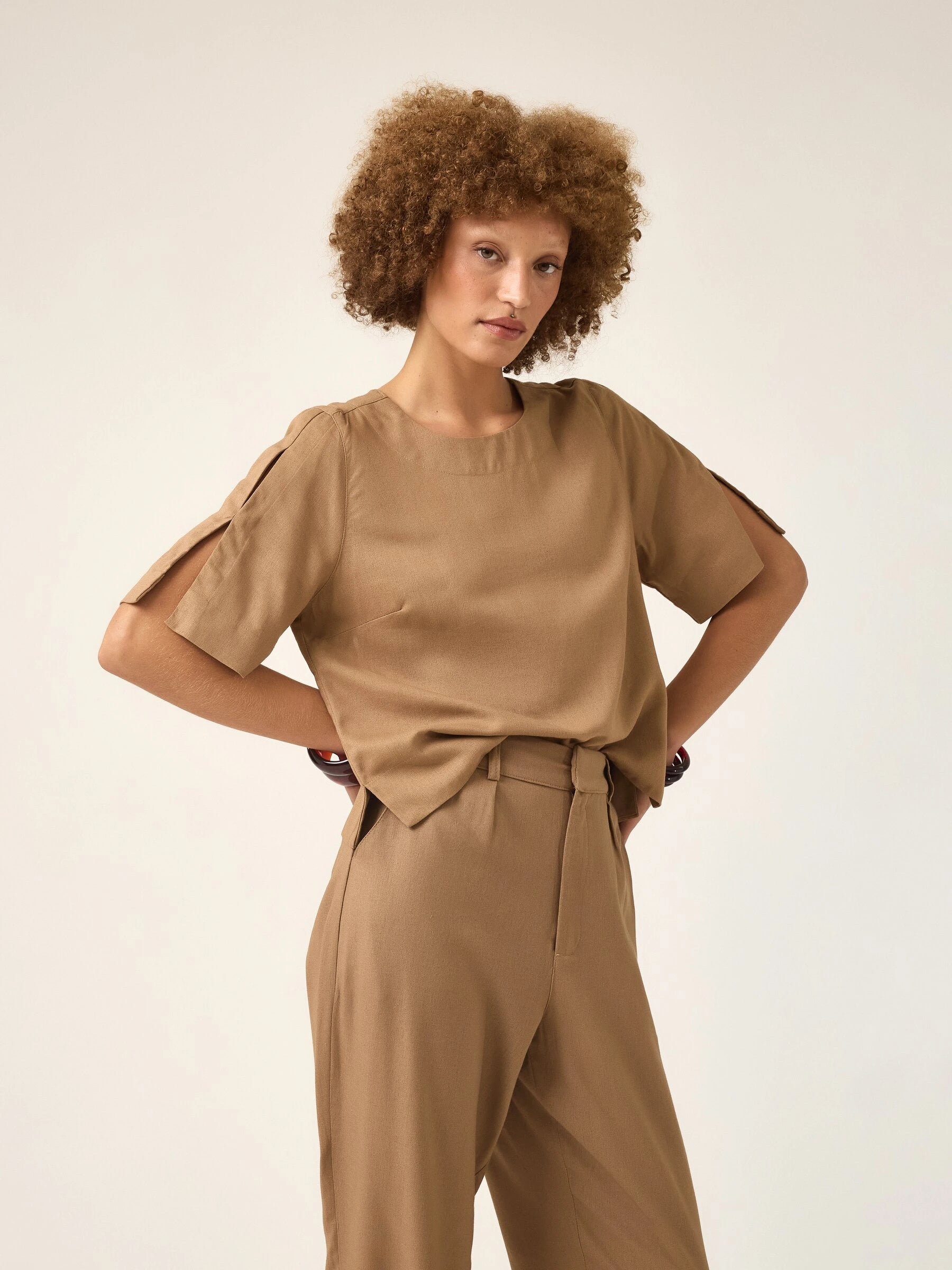 Blusa Alfaiataria Tulipa de Linho e Viscose FSC™ Marrom Claro. Compre online moda sustentável e atemporal na Minimadeia, marca slow fashion de roupas femininas. Foto produto ABR25 06