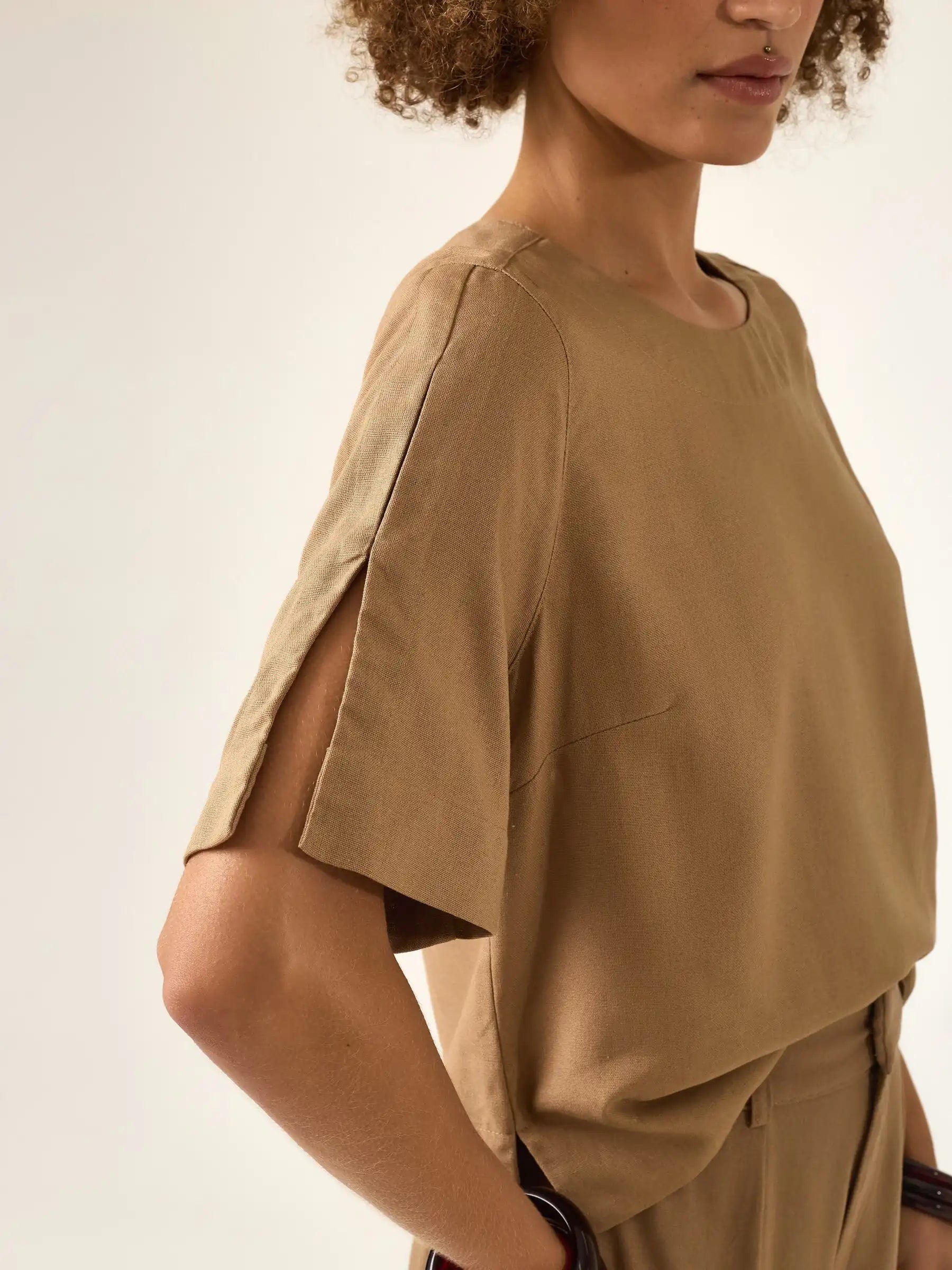 Blusa Alfaiataria Tulipa de Linho e Viscose FSC™ Marrom Claro. Compre online moda sustentável e atemporal na Minimadeia, marca slow fashion de roupas femininas. Foto produto ABR25 07